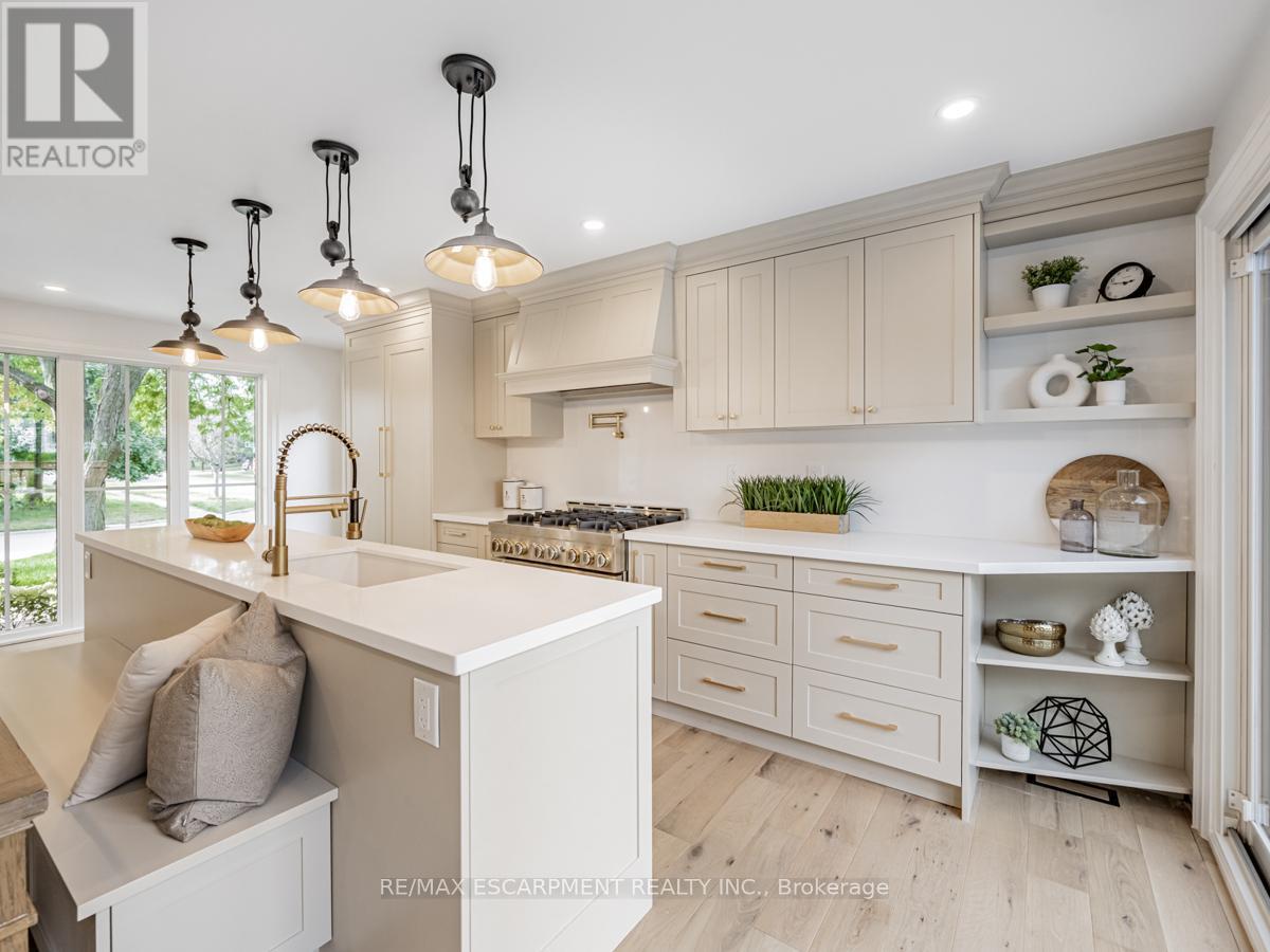 Photo 13 of 2212 Urwin Crescent, Oakville ON