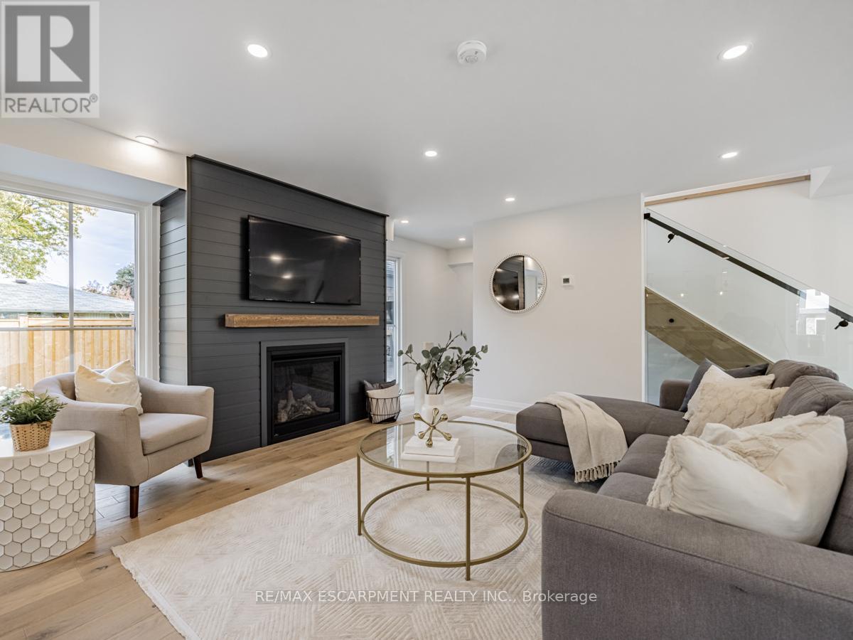 Photo 18 of 2212 Urwin Crescent, Oakville ON
