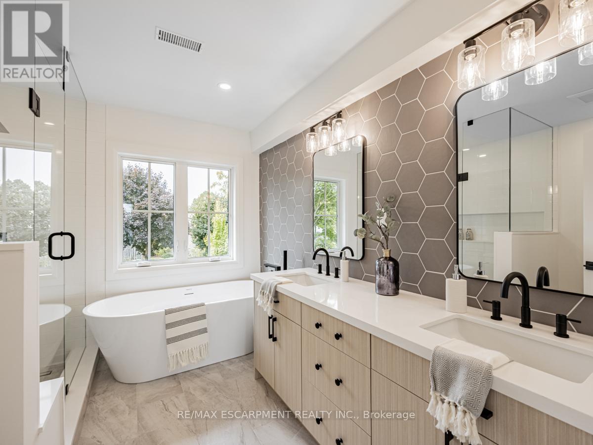 Photo 25 of 2212 Urwin Crescent, Oakville ON