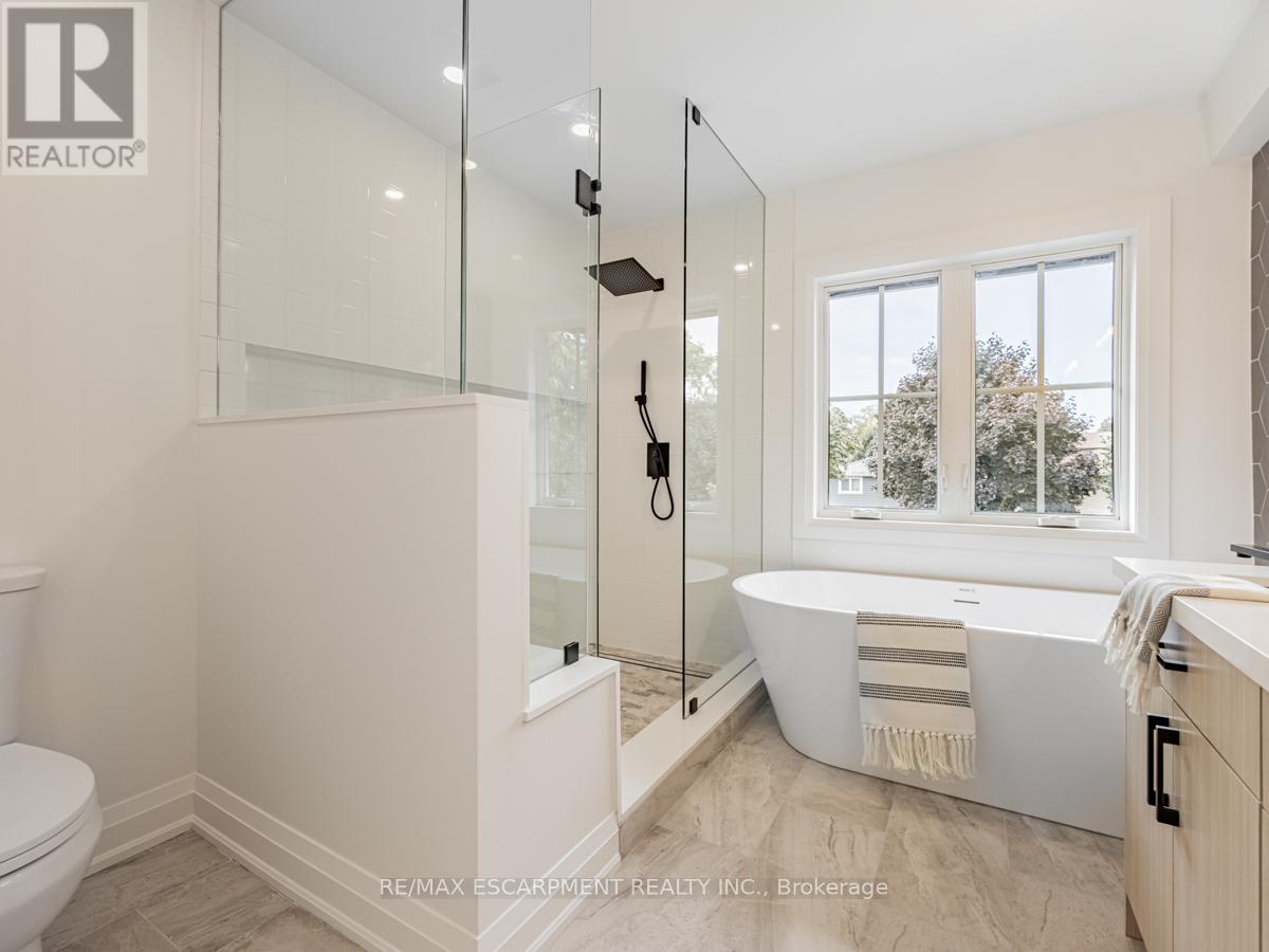Photo 26 of 2212 Urwin Crescent, Oakville ON
