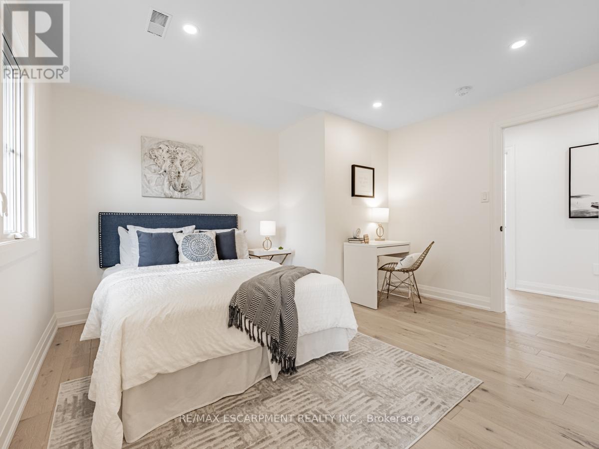 Photo 27 of 2212 Urwin Crescent, Oakville ON