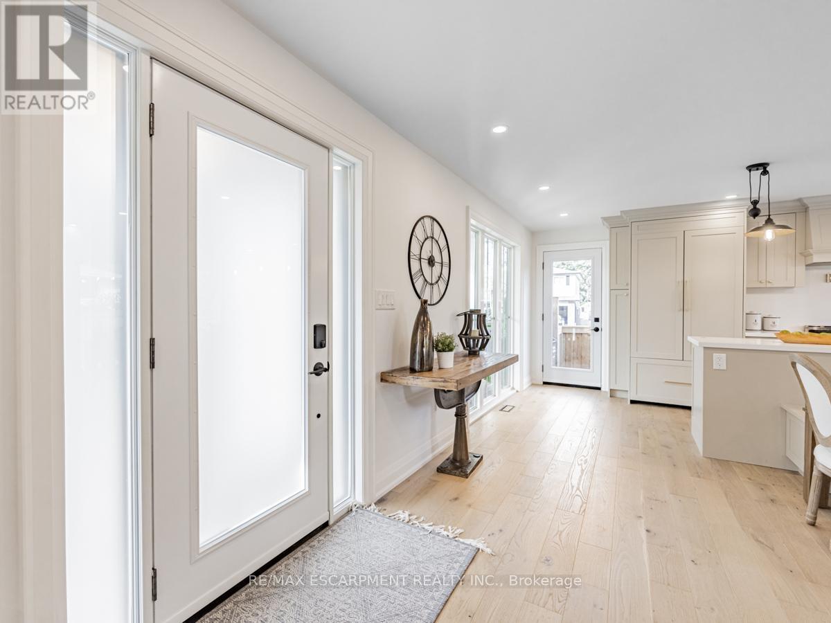 Photo 7 of 2212 Urwin Crescent, Oakville ON