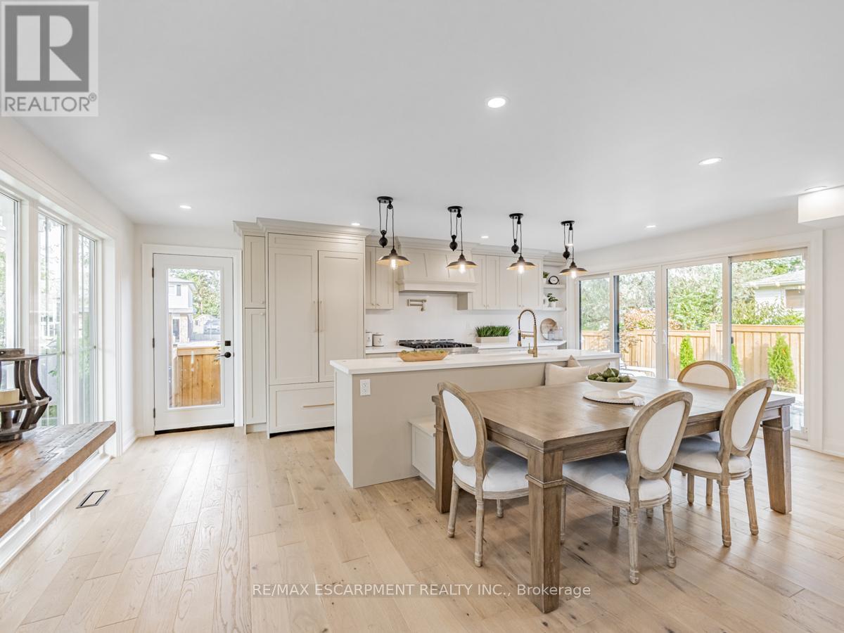 Photo 8 of 2212 Urwin Crescent, Oakville ON