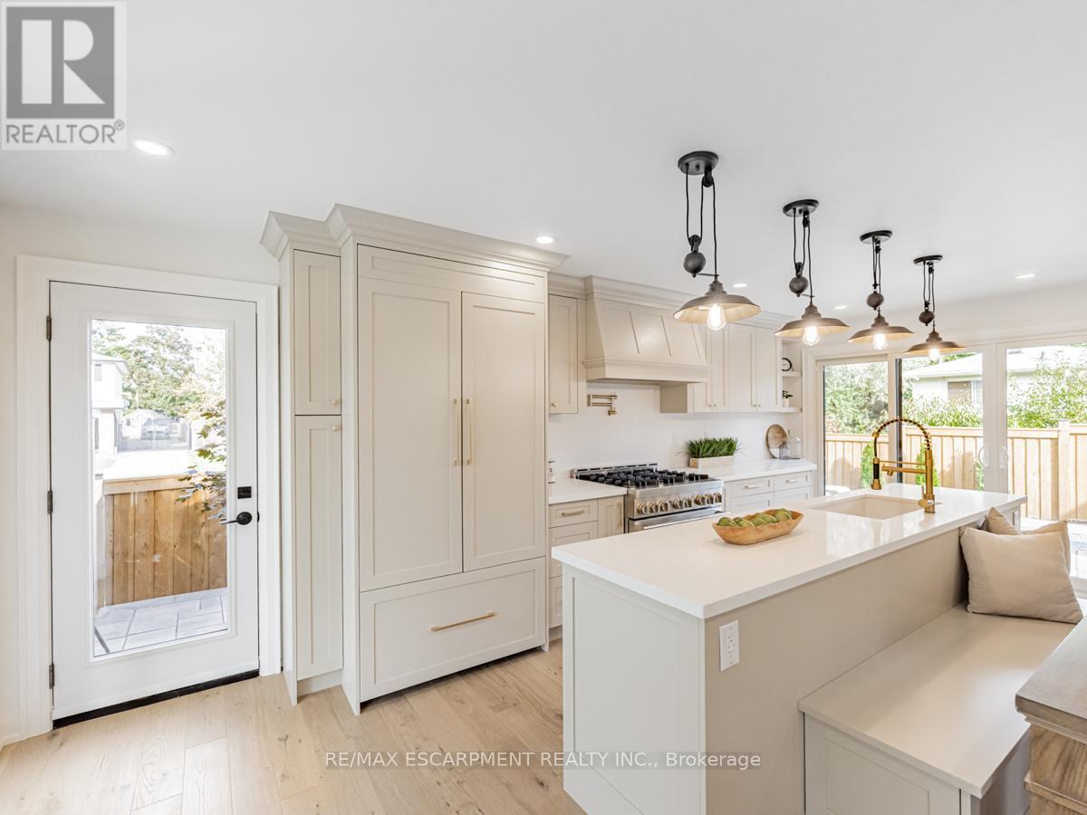 Photo 9 of 2212 Urwin Crescent, Oakville ON