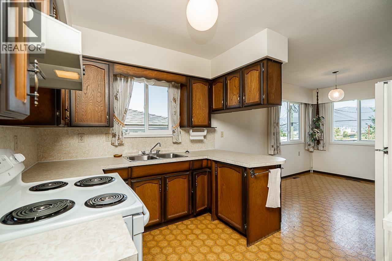 Photo 11 of 3487 Triumph Street, Vancouver BC