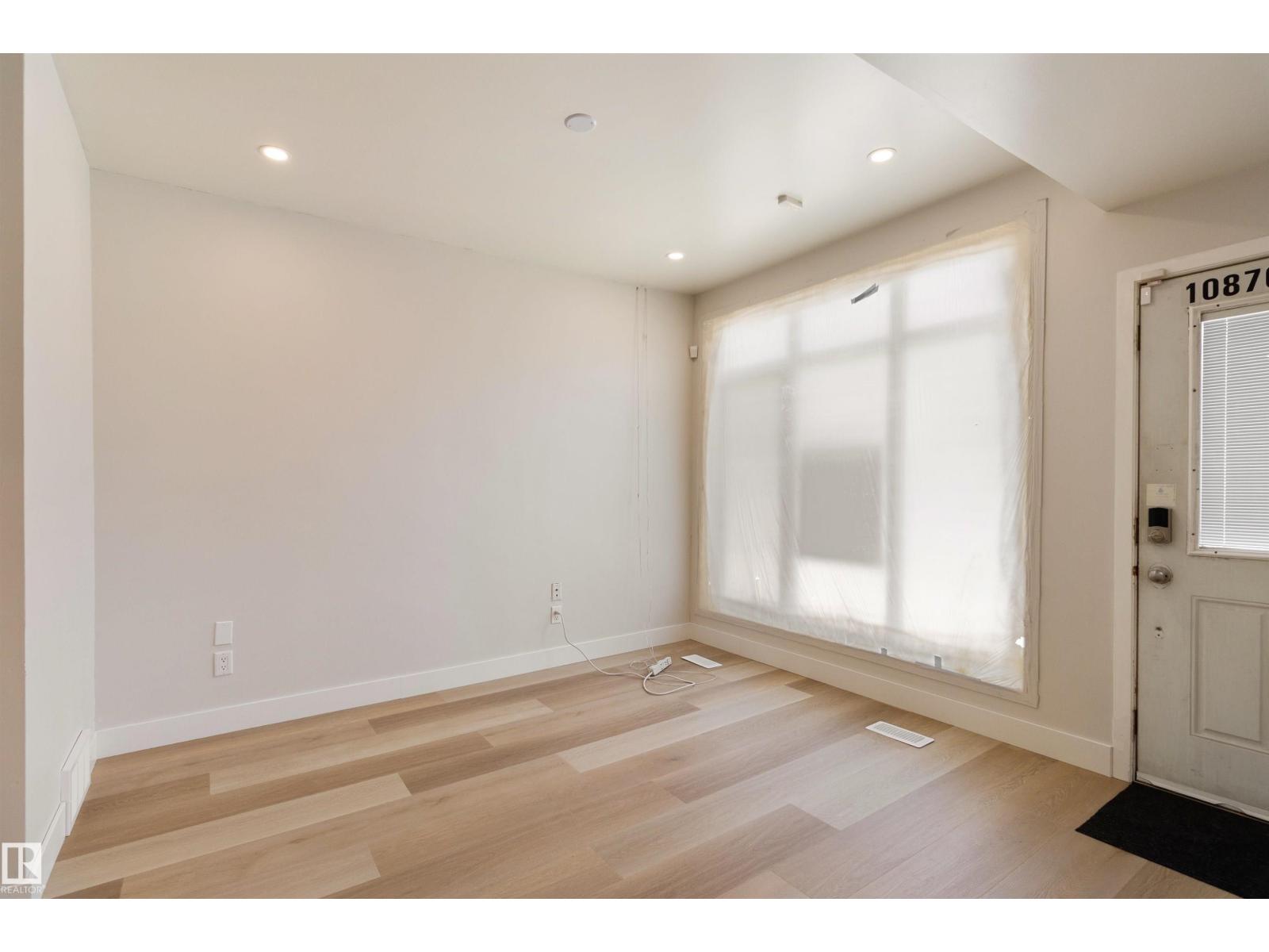 Photo 11 of 10870 96 St Nw, Edmonton AB