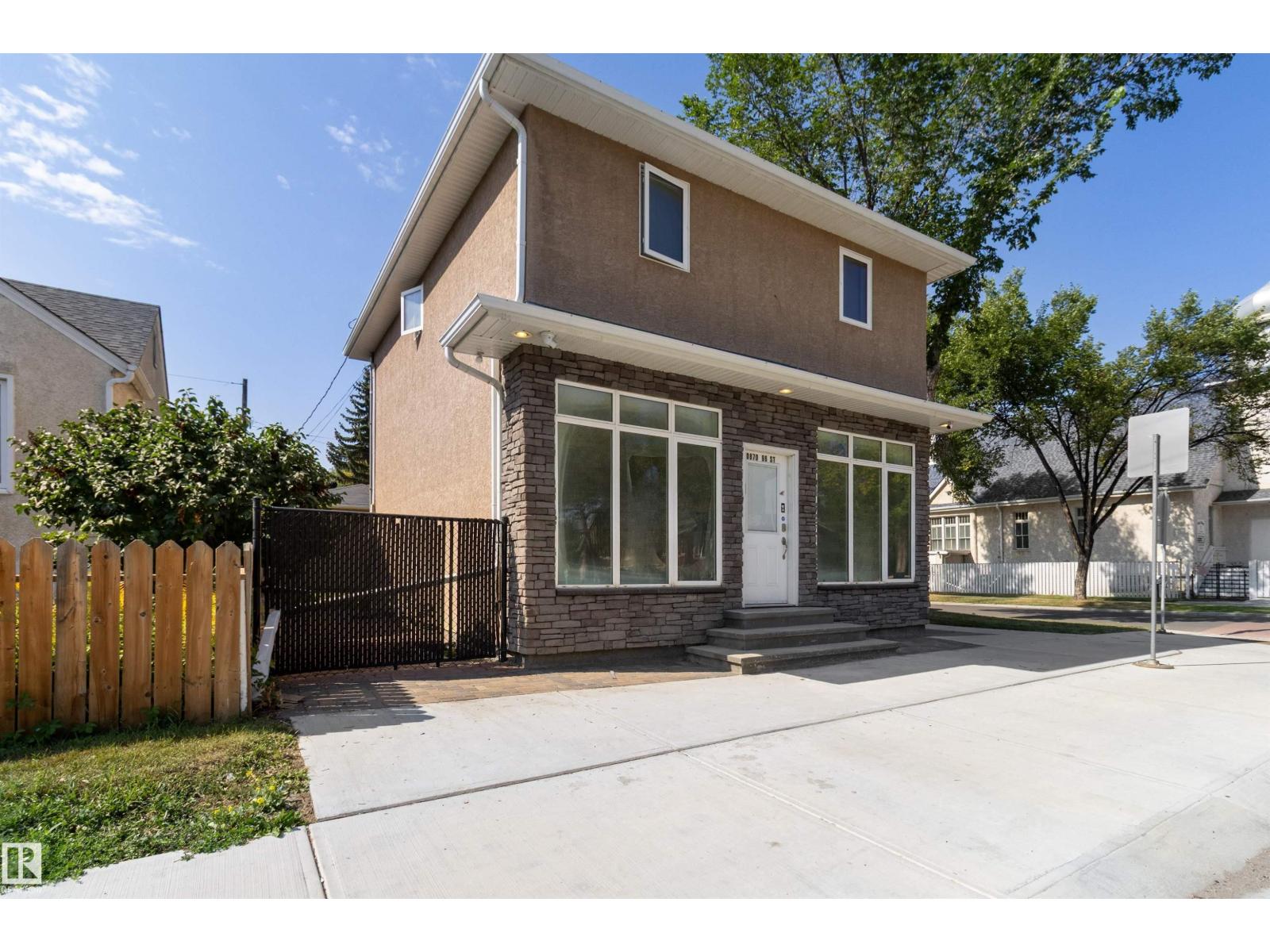 Photo 2 of 10870 96 St Nw, Edmonton AB