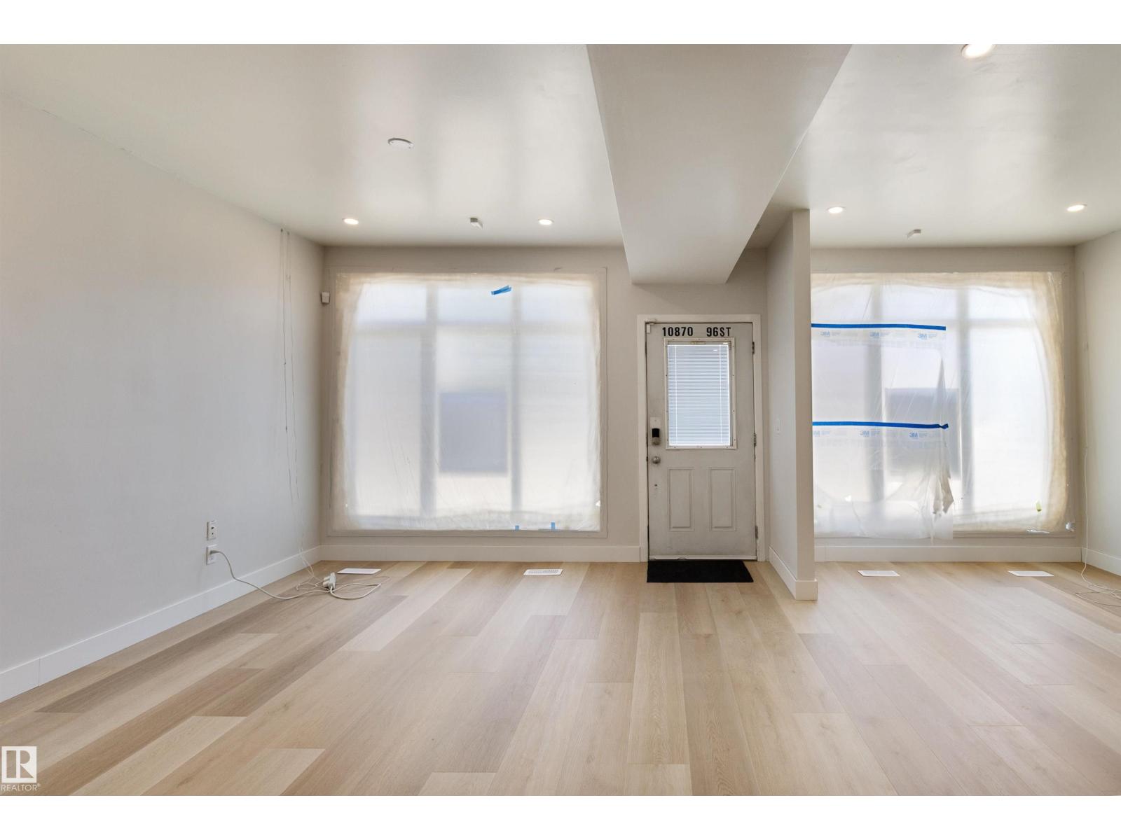 Photo 5 of 10870 96 St Nw, Edmonton AB