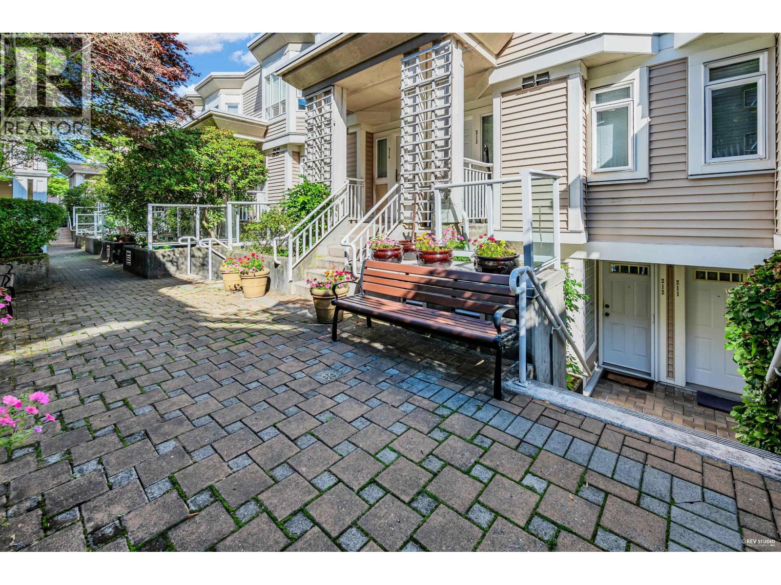 Photo 4 of 211 2545 W Broadway, Vancouver BC