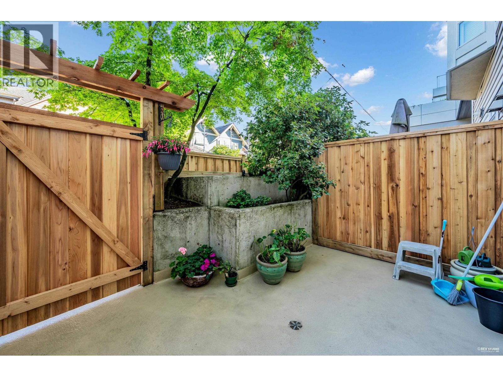 Photo 8 of 211 2545 W Broadway, Vancouver BC