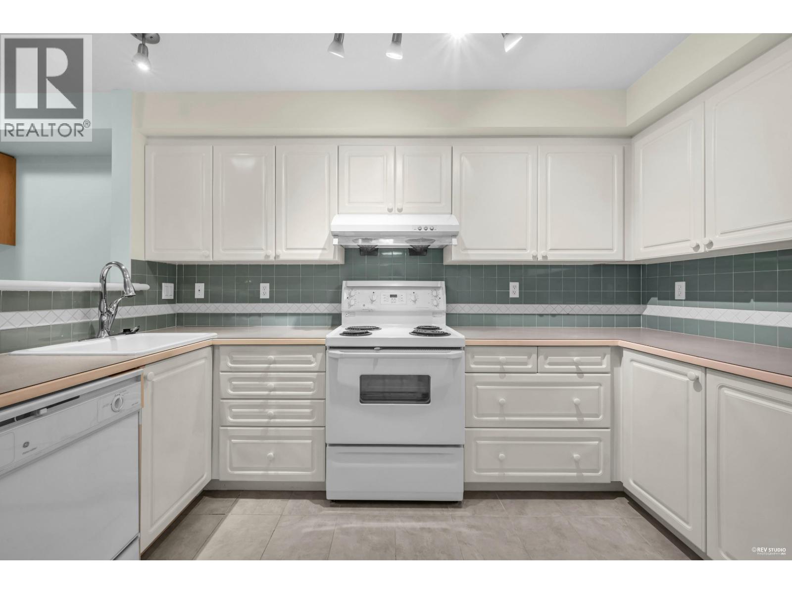 Photo 15 of 211 2545 W Broadway, Vancouver BC