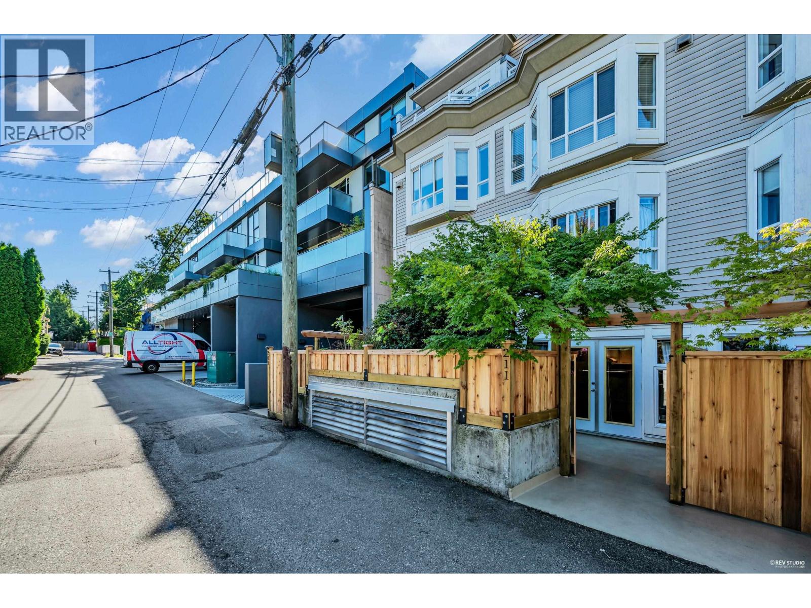 Photo 3 of 211 2545 W Broadway, Vancouver BC