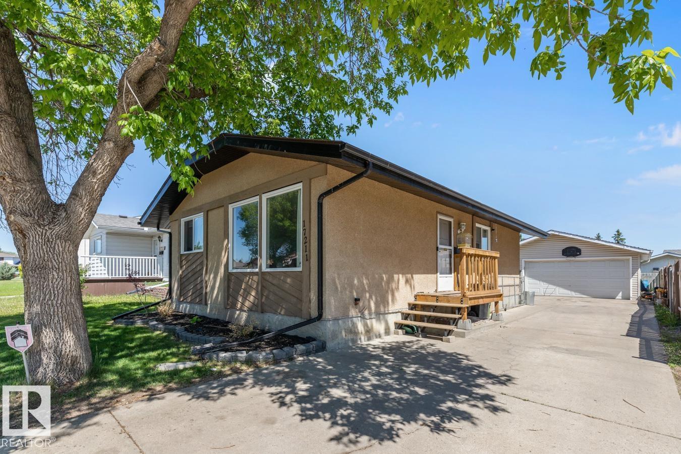 Photo 1 of 17211 102 St Nw, Edmonton AB