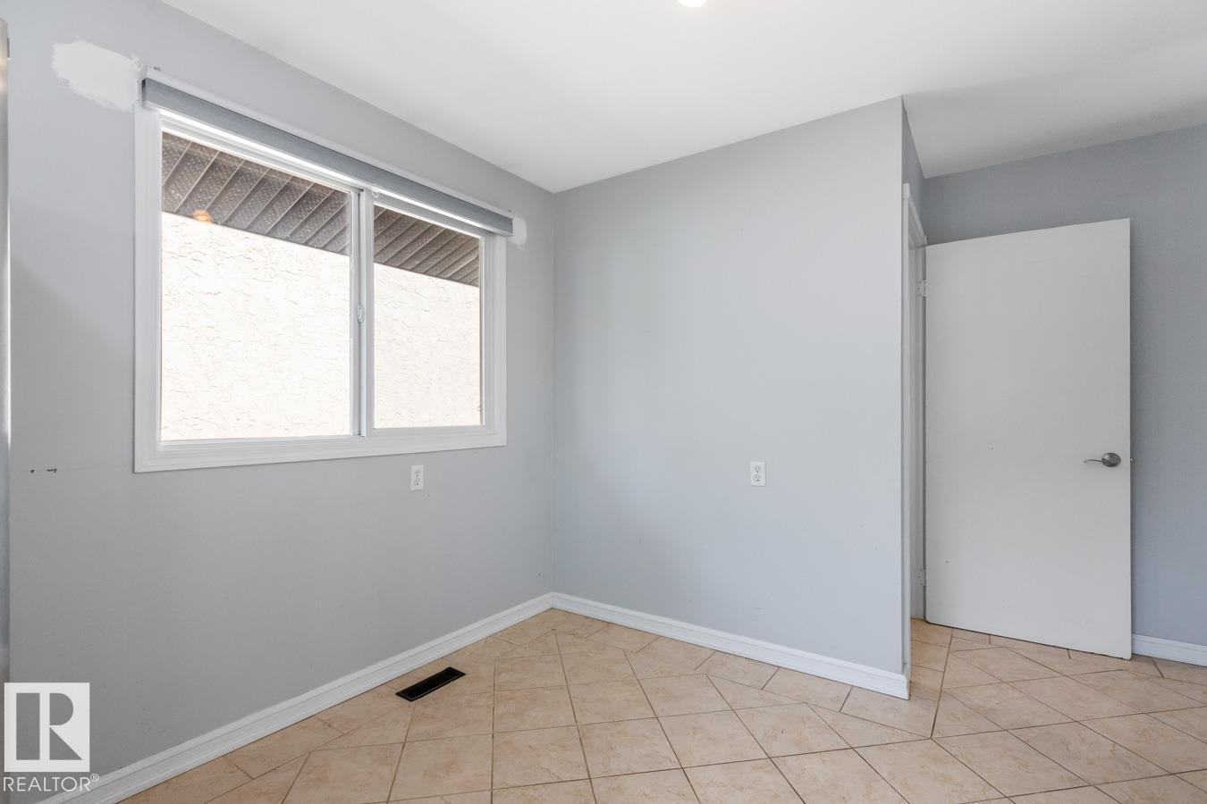Photo 10 of 17211 102 St Nw, Edmonton AB