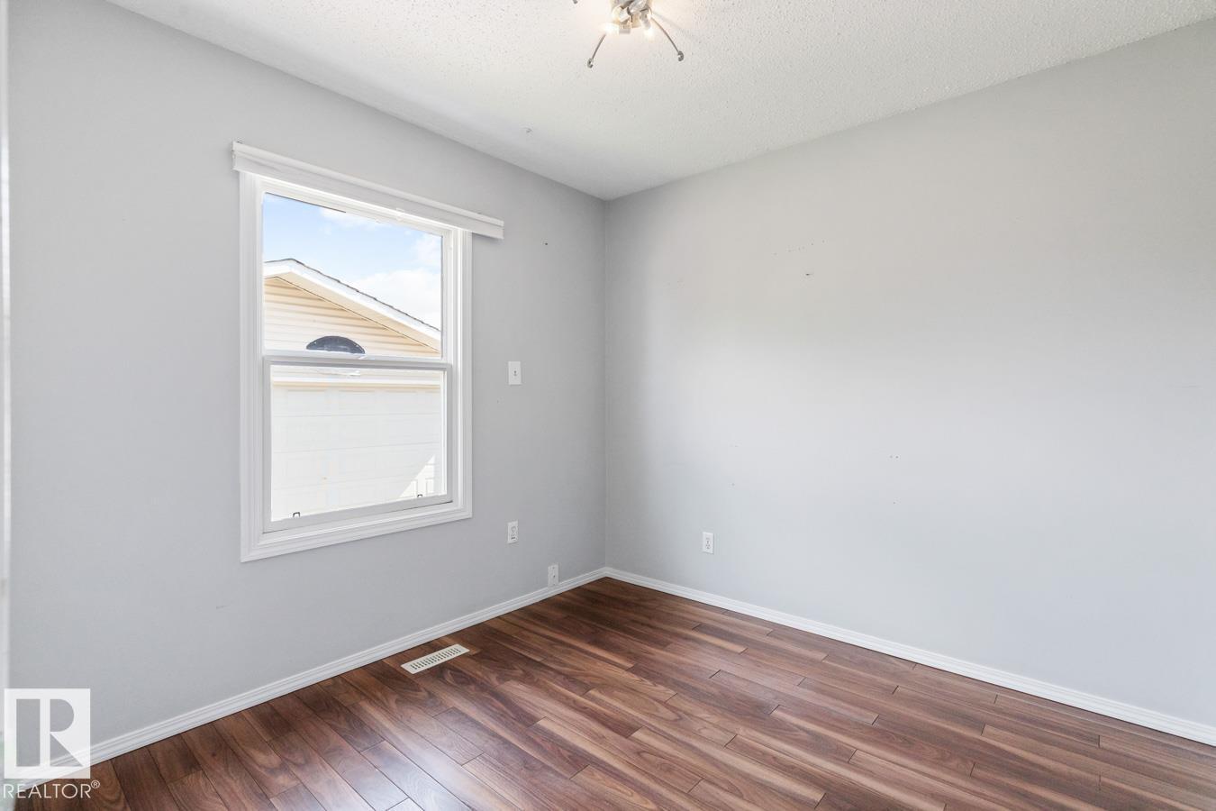 Photo 16 of 17211 102 St Nw, Edmonton AB