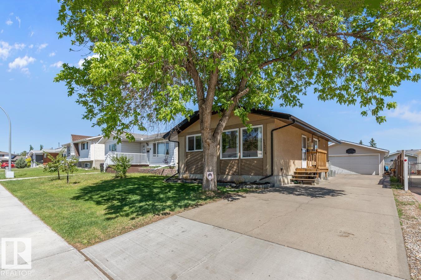 Photo 2 of 17211 102 St Nw, Edmonton AB