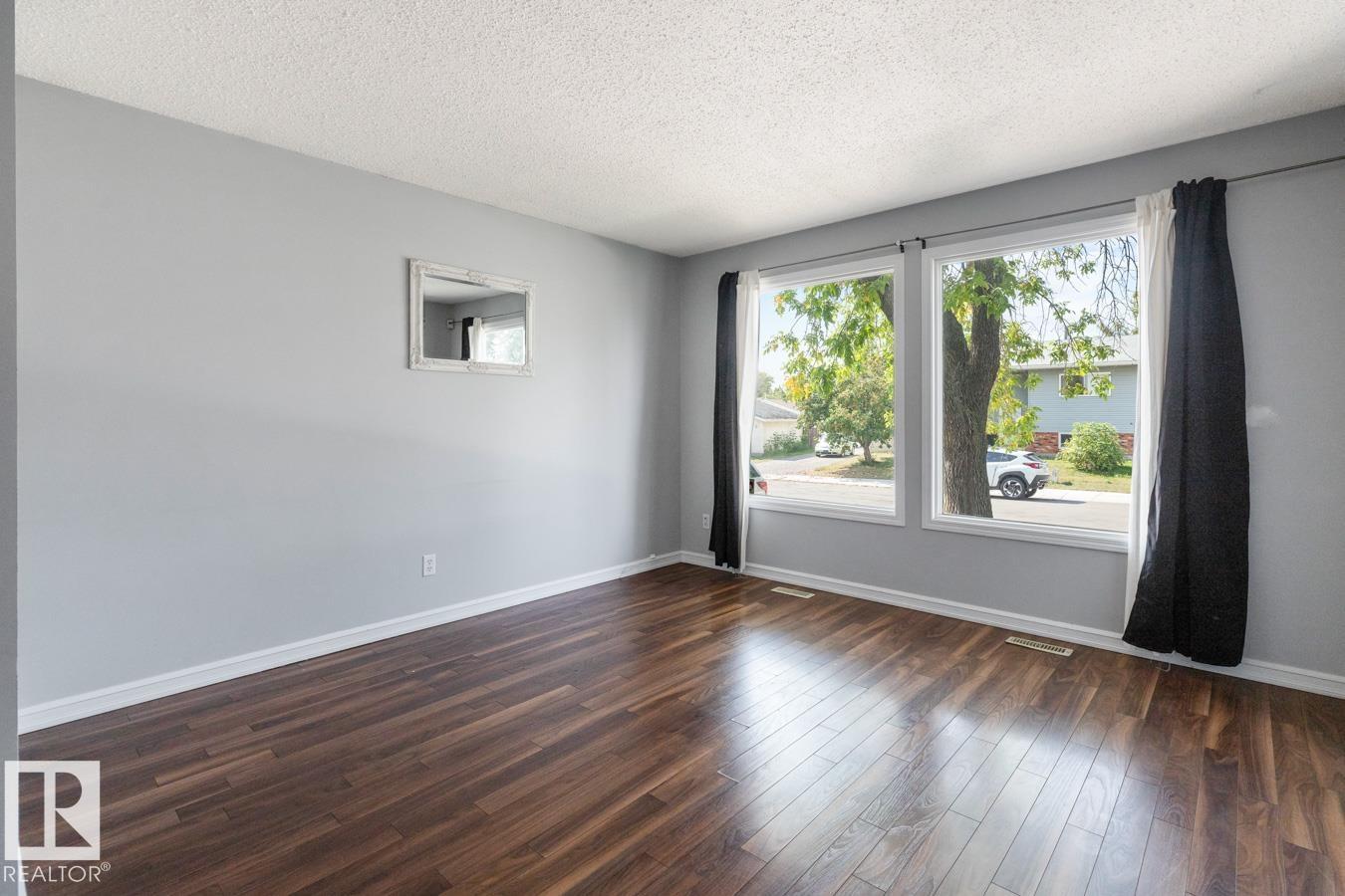 Photo 3 of 17211 102 St Nw, Edmonton AB