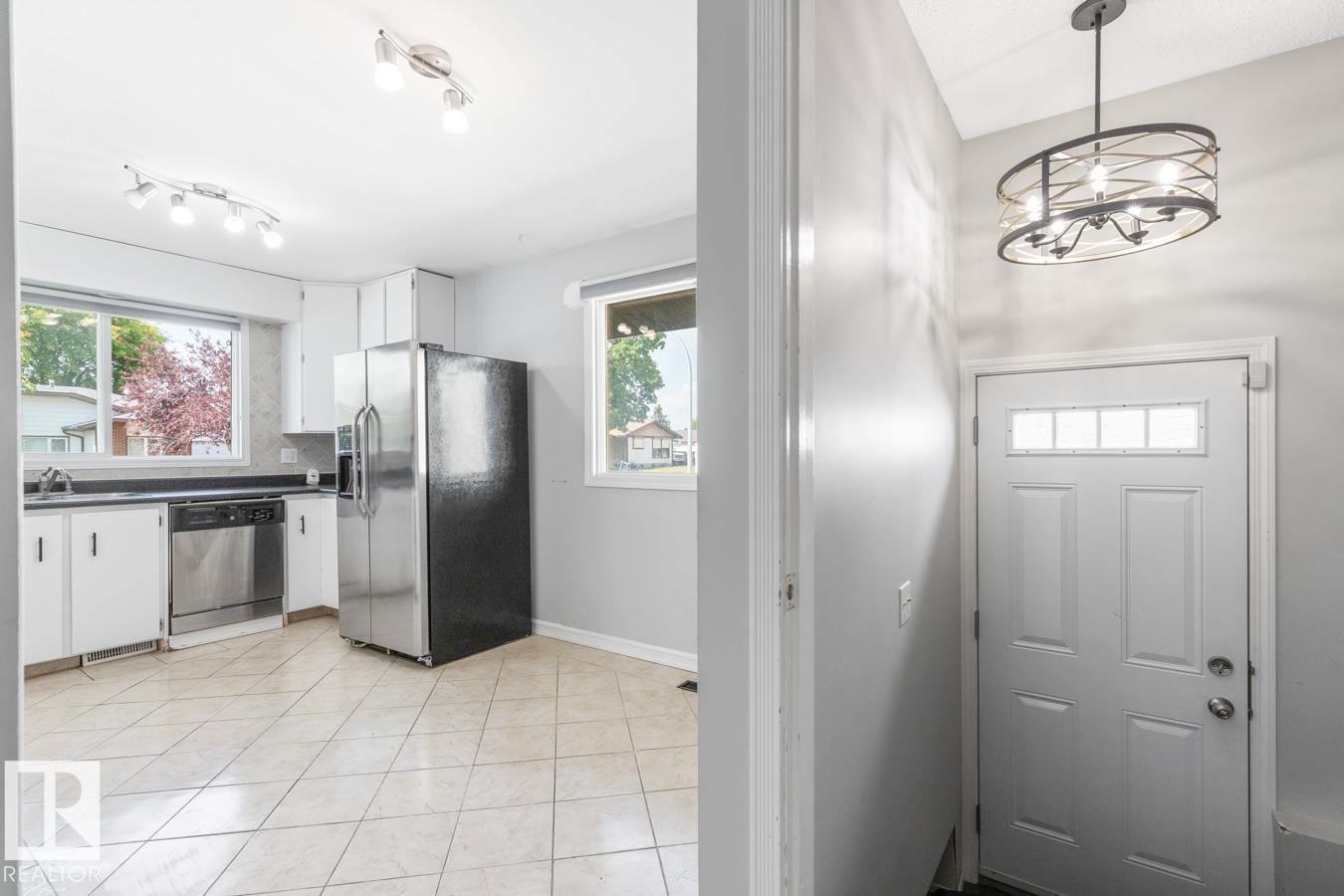 Photo 6 of 17211 102 St Nw, Edmonton AB