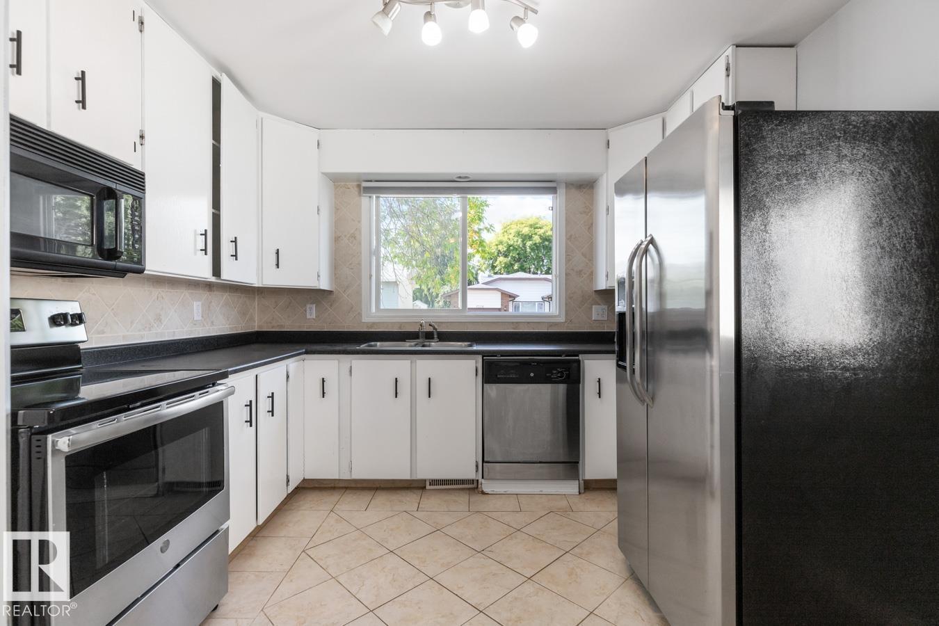 Photo 7 of 17211 102 St Nw, Edmonton AB