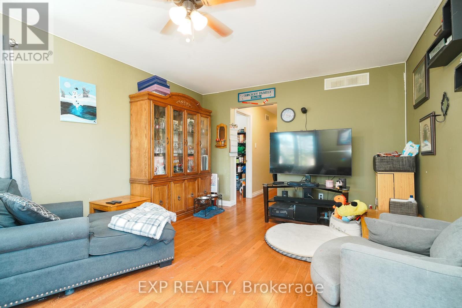 Photo 22 of 36 Keewatin Crescent, Ottawa ON