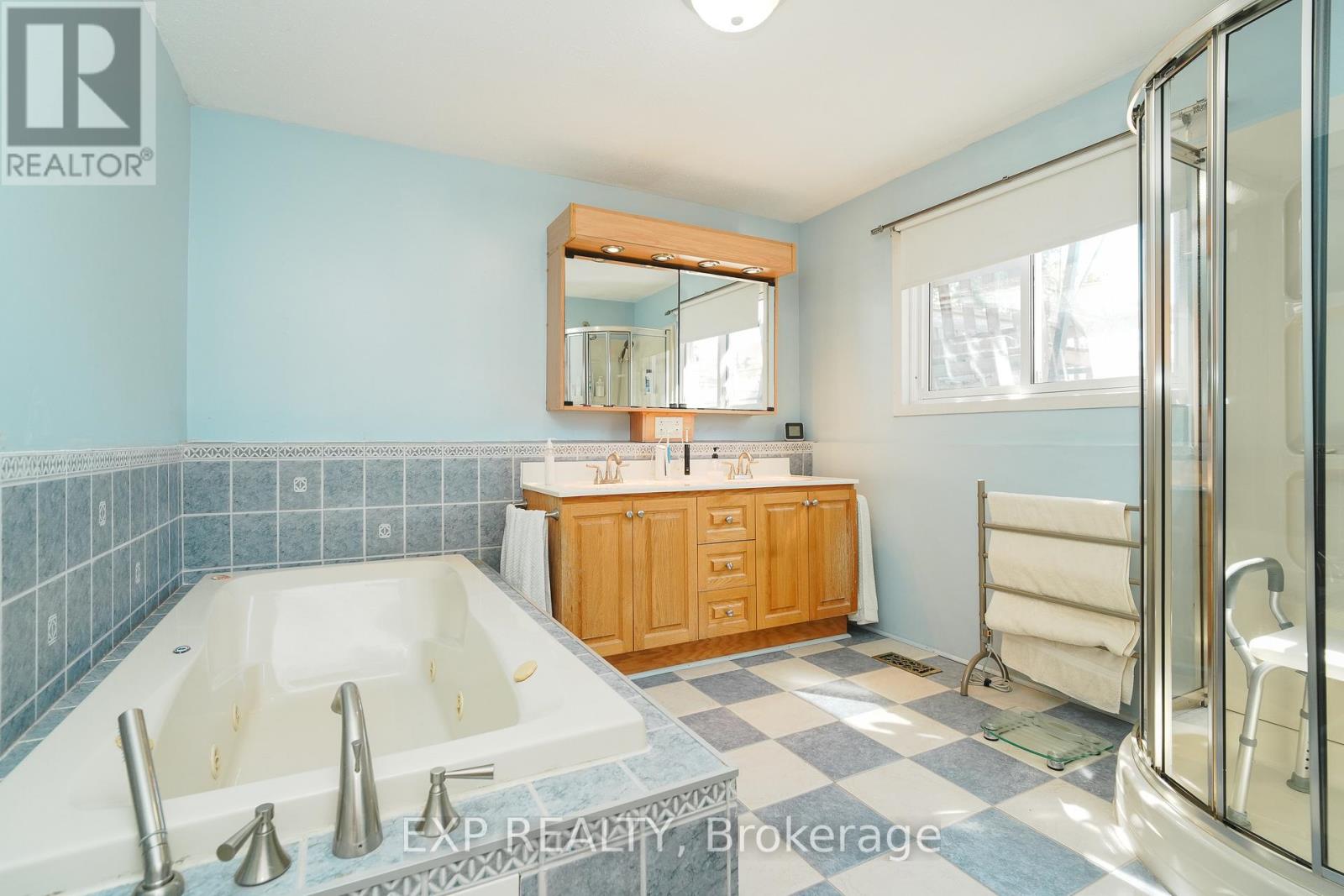 Photo 23 of 36 Keewatin Crescent, Ottawa ON