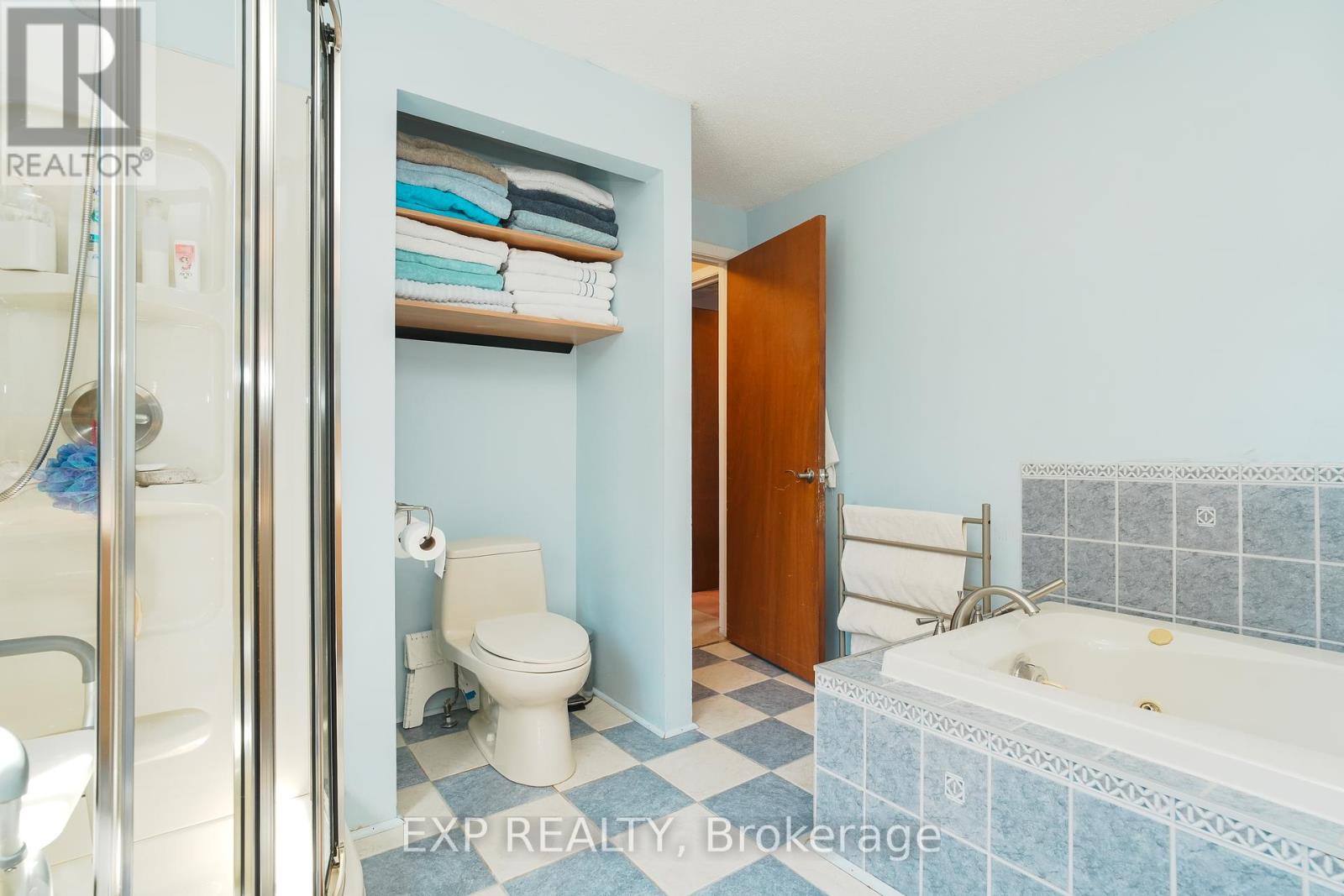 Photo 24 of 36 Keewatin Crescent, Ottawa ON