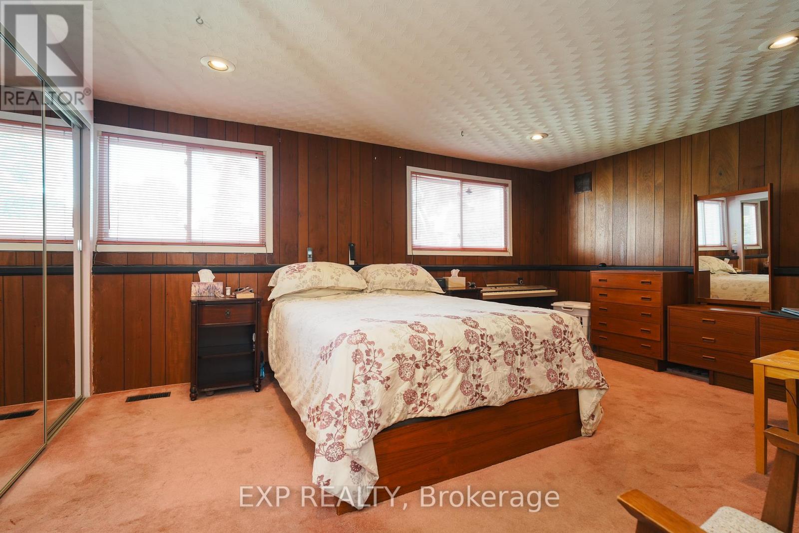 Photo 25 of 36 Keewatin Crescent, Ottawa ON