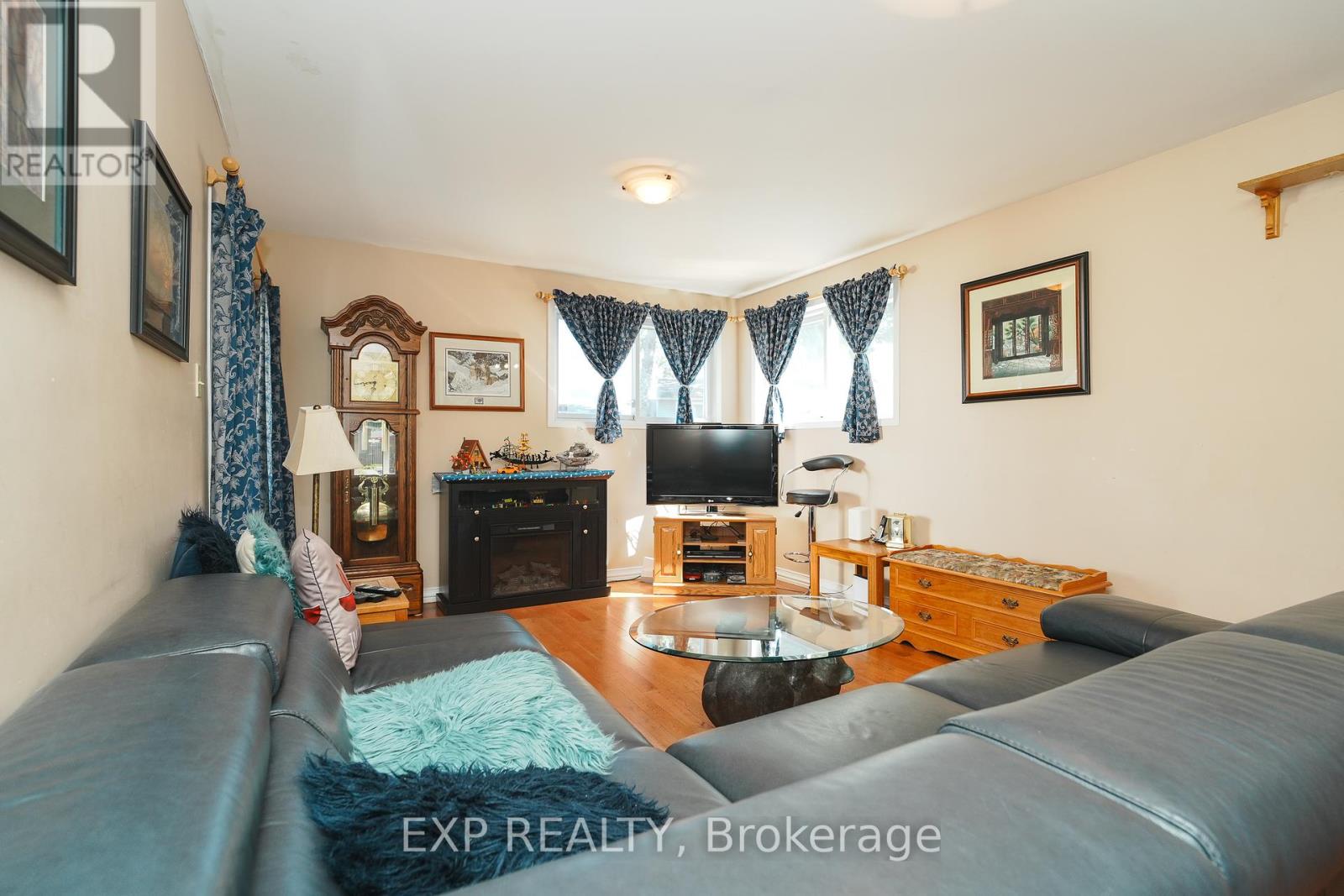 Photo 8 of 36 Keewatin Crescent, Ottawa ON