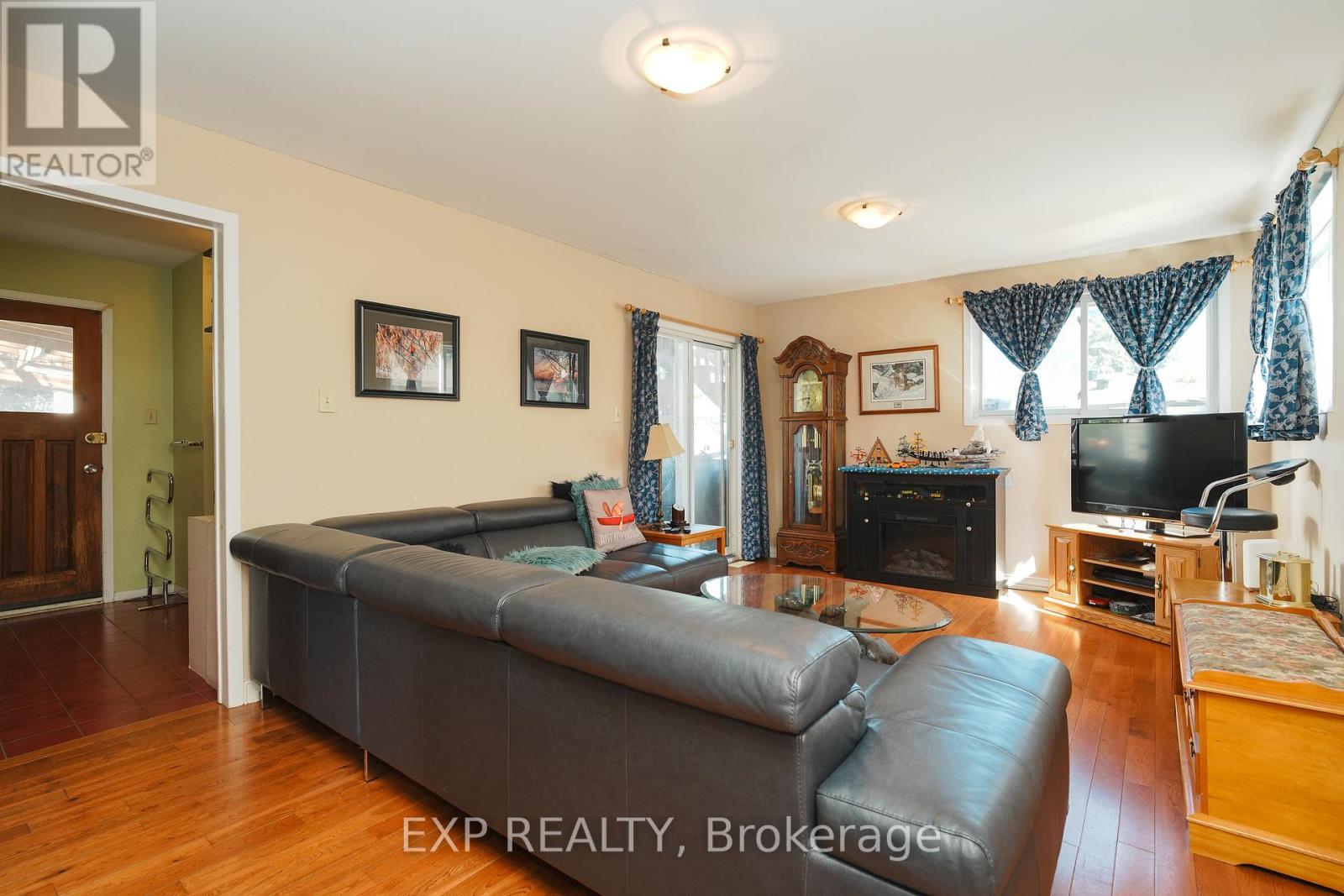 Photo 9 of 36 Keewatin Crescent, Ottawa ON