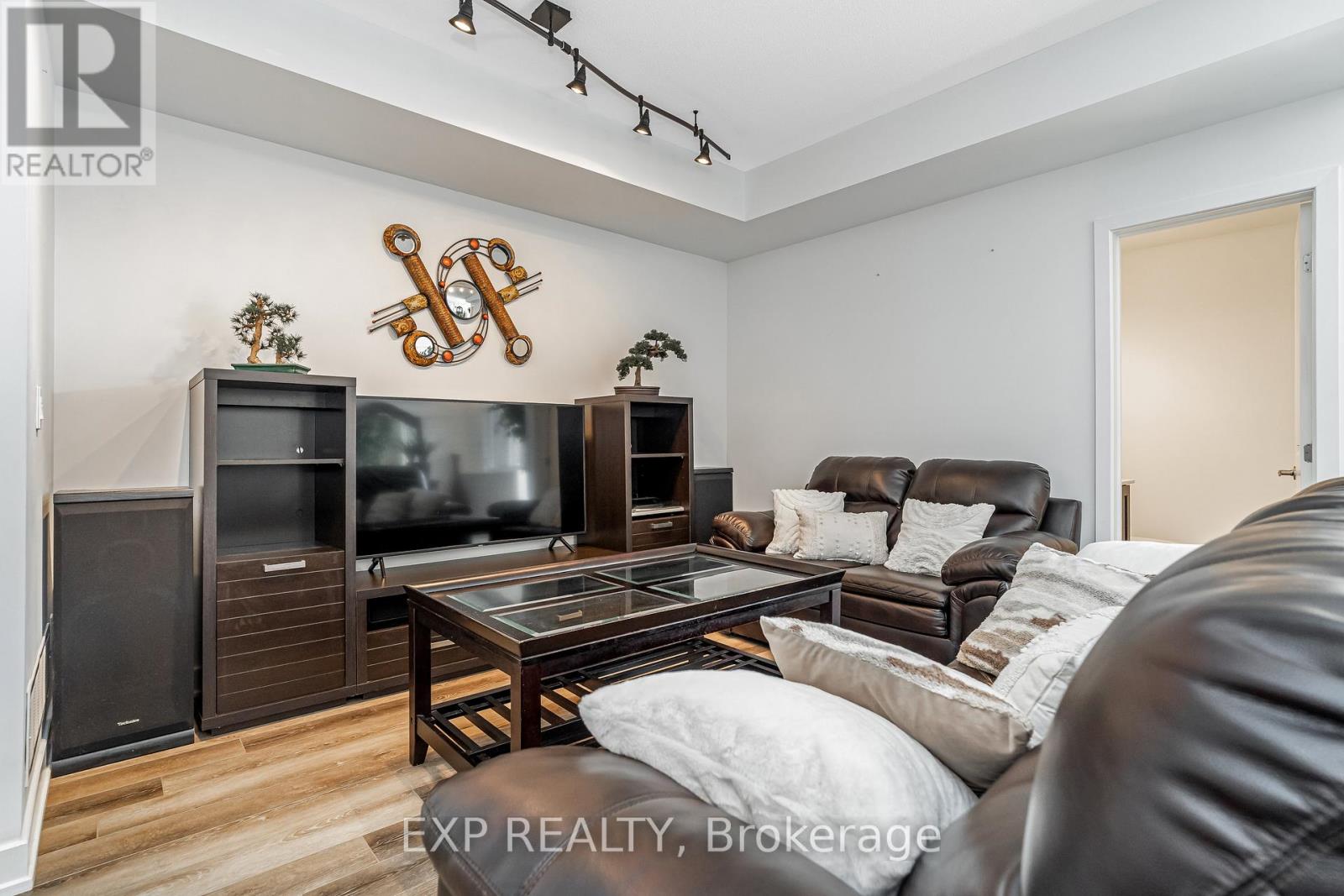 Photo 10 of 252 Big Sky Private, Ottawa ON