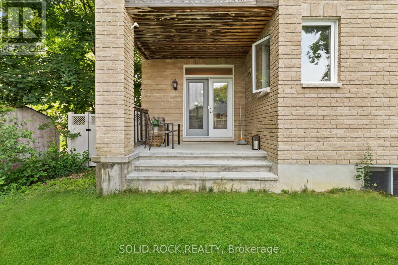 Photo 38 of 120 Rossland Avenue, Ottawa ON