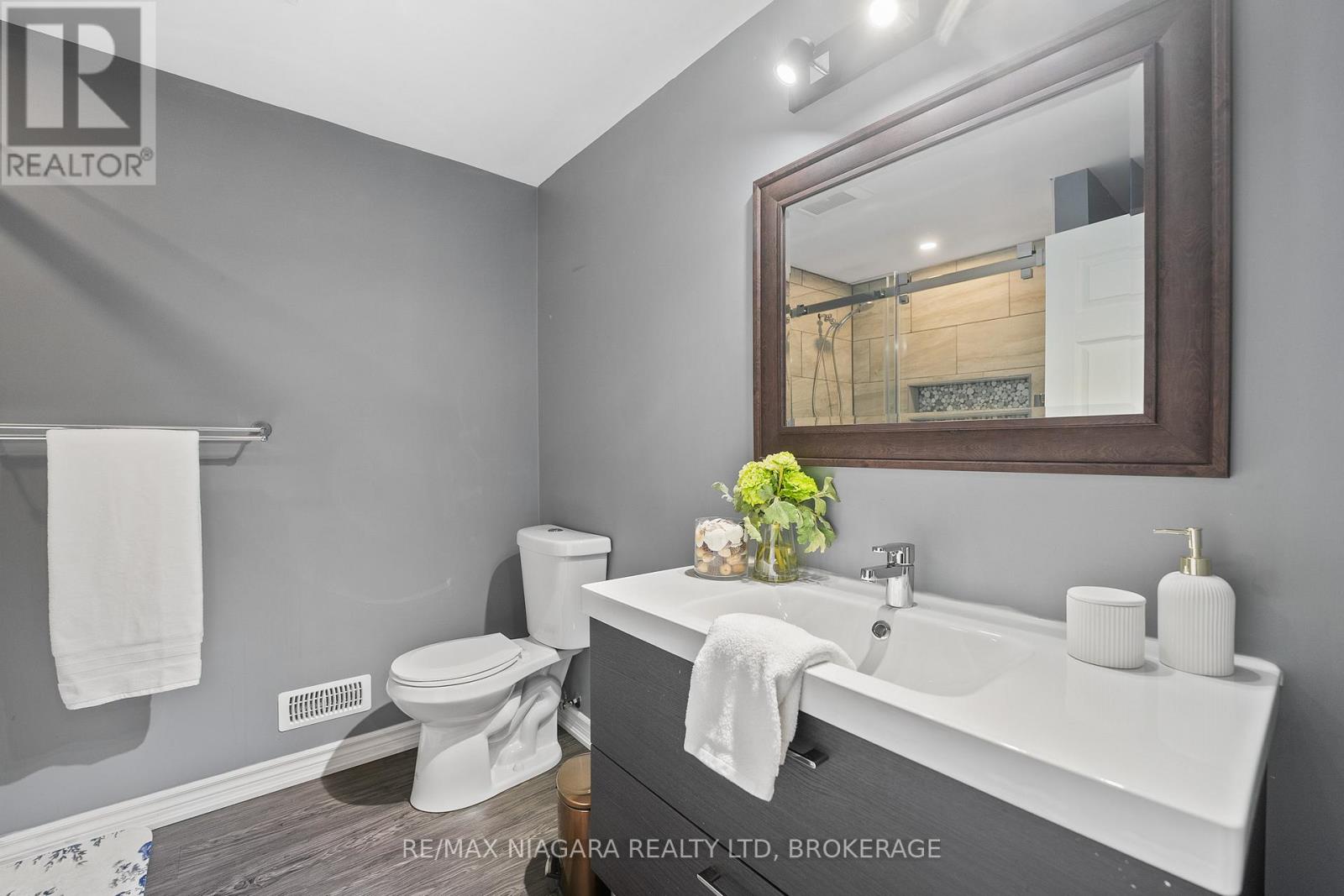Photo 29 of 86 Parkside Drive, St Catharines ON