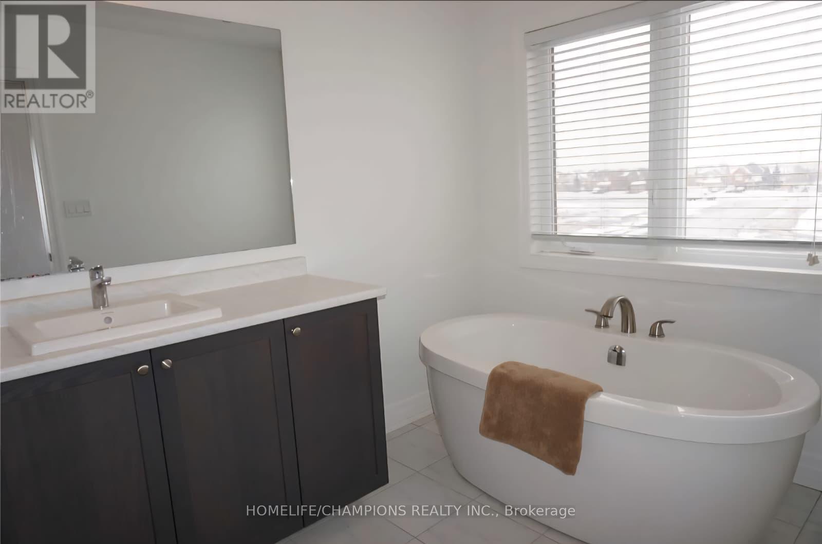 Photo 21 of 35 Christine Elliot Avenue, Whitby ON