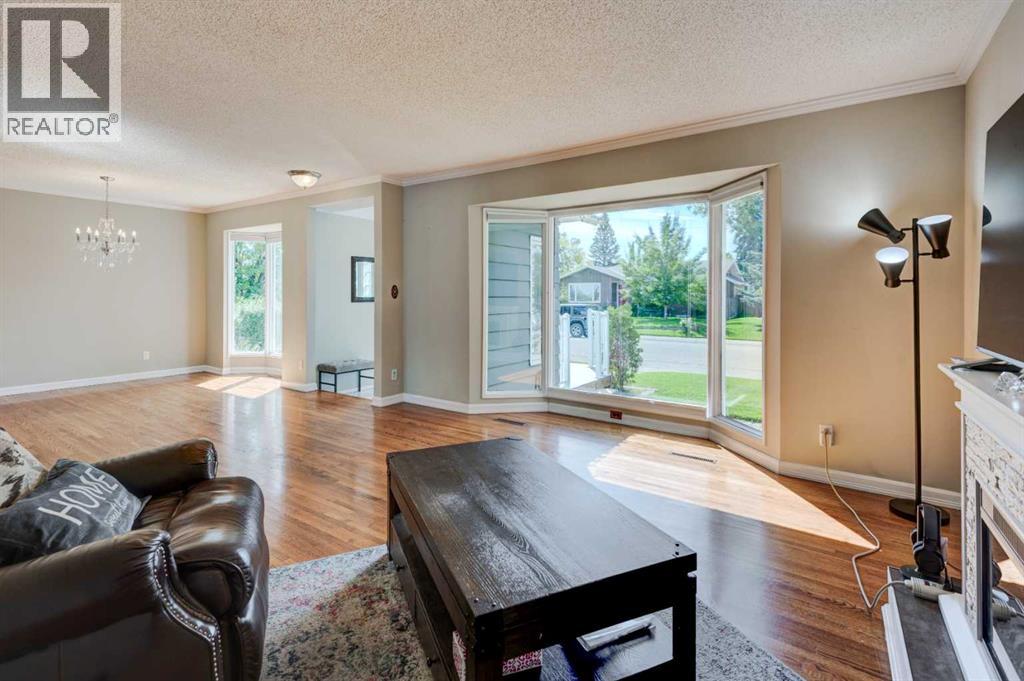 Photo 4 of 32 Atlanta Crescent Se, Calgary AB