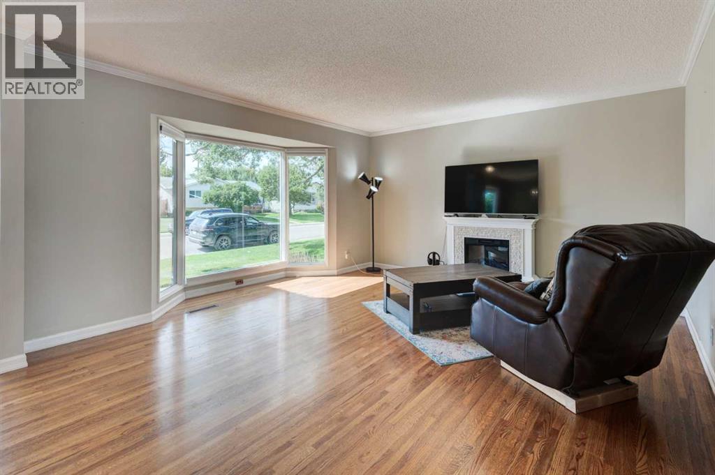 Photo 5 of 32 Atlanta Crescent Se, Calgary AB