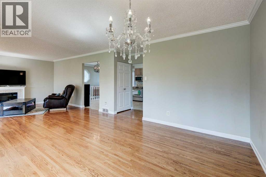 Photo 10 of 32 Atlanta Crescent Se, Calgary AB