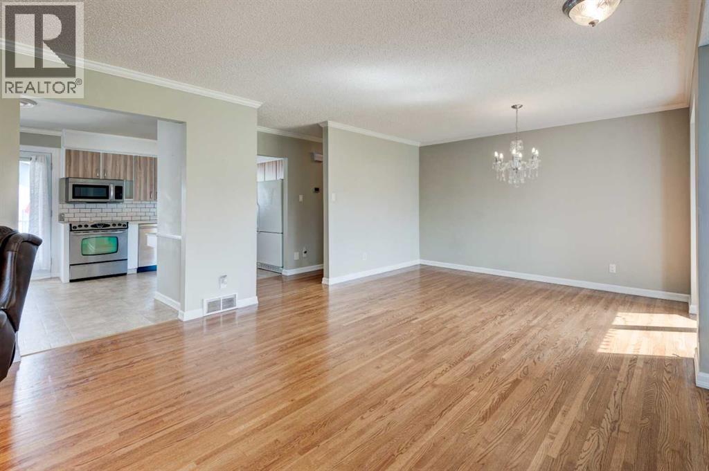 Photo 12 of 32 Atlanta Crescent Se, Calgary AB