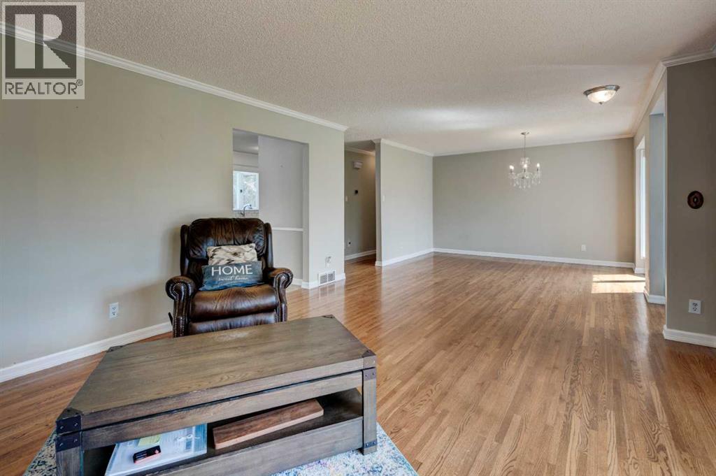 Photo 8 of 32 Atlanta Crescent Se, Calgary AB