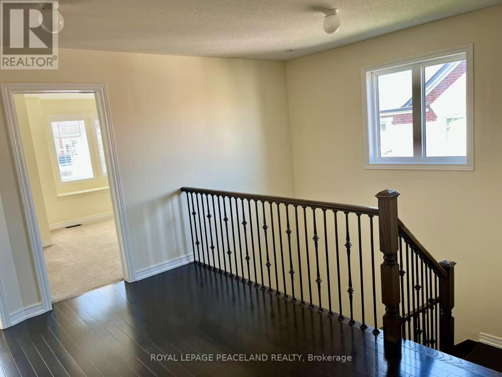 Photo 11 of 1043 Stuffles Crescent, Newmarket ON