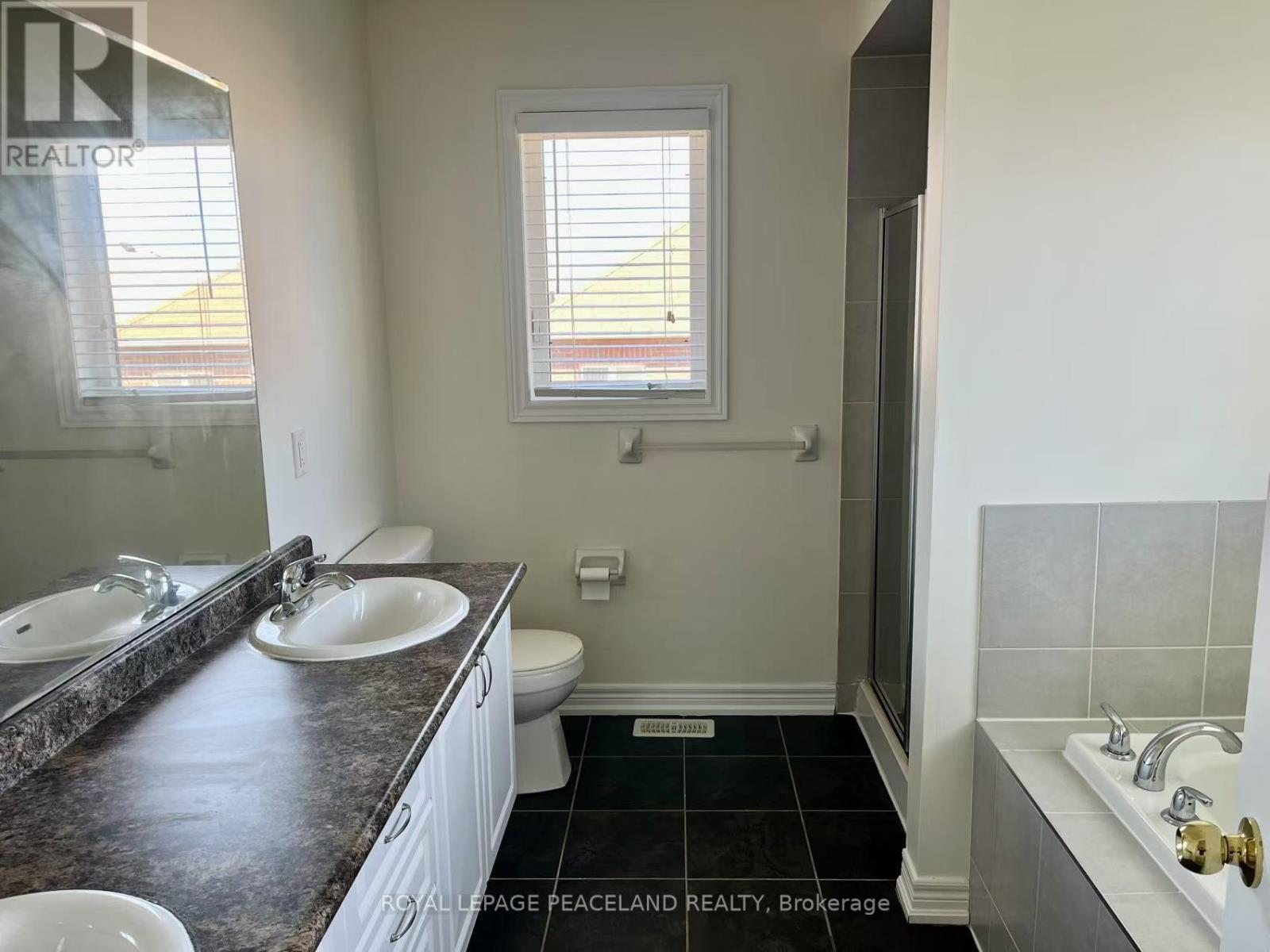 Photo 13 of 1043 Stuffles Crescent, Newmarket ON
