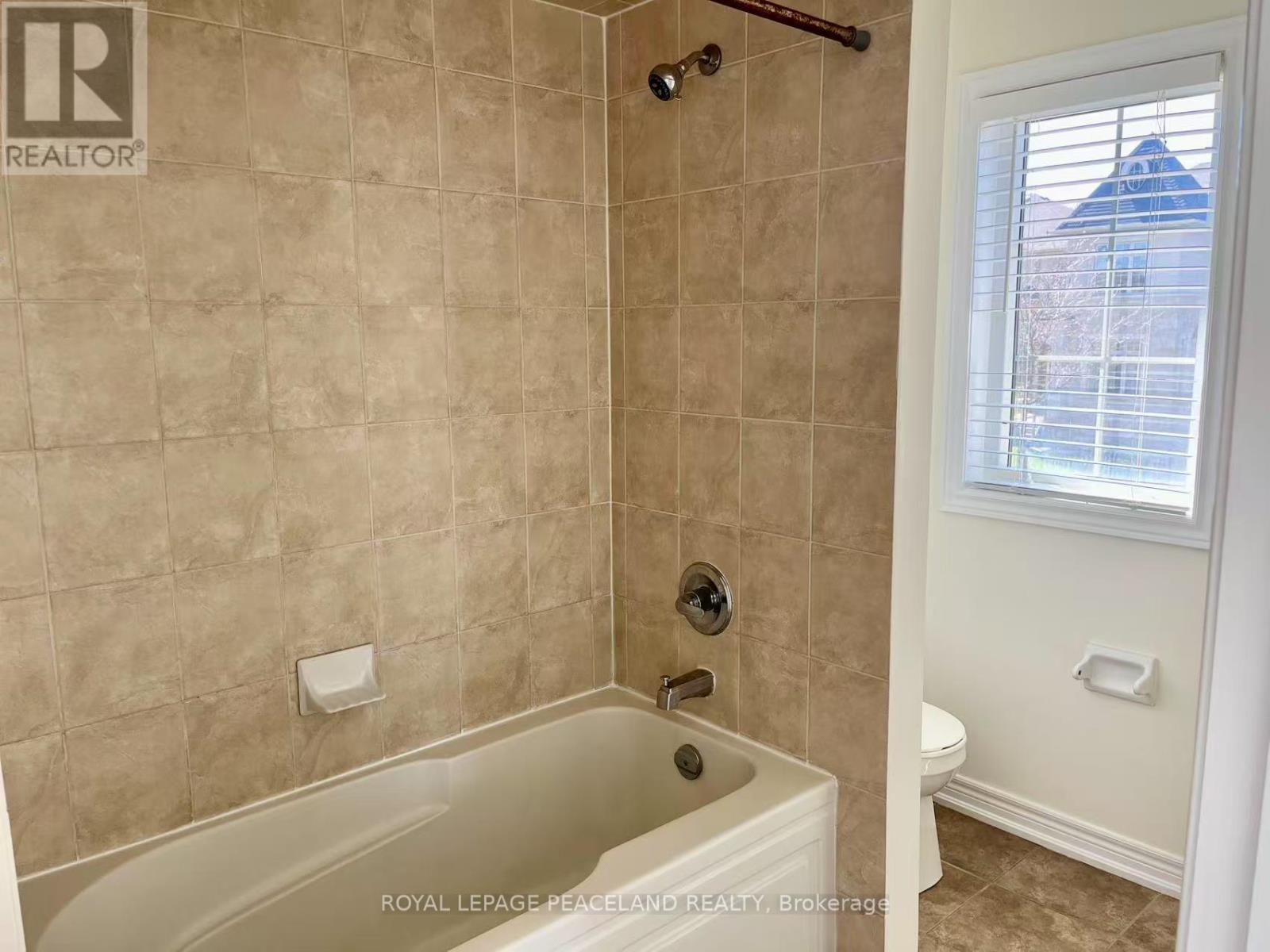 Photo 18 of 1043 Stuffles Crescent, Newmarket ON