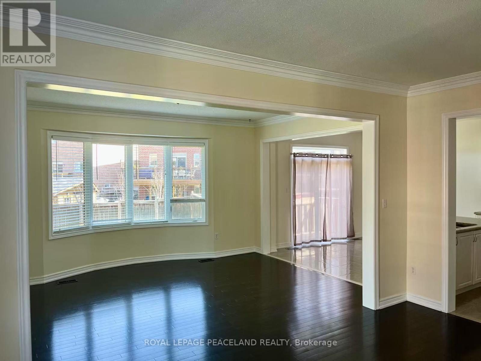 Photo 3 of 1043 Stuffles Crescent, Newmarket ON