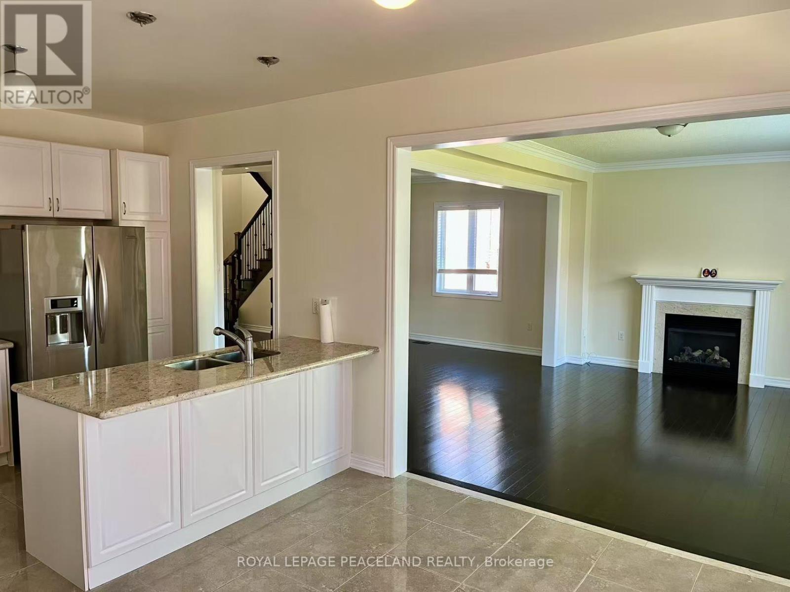 Photo 4 of 1043 Stuffles Crescent, Newmarket ON