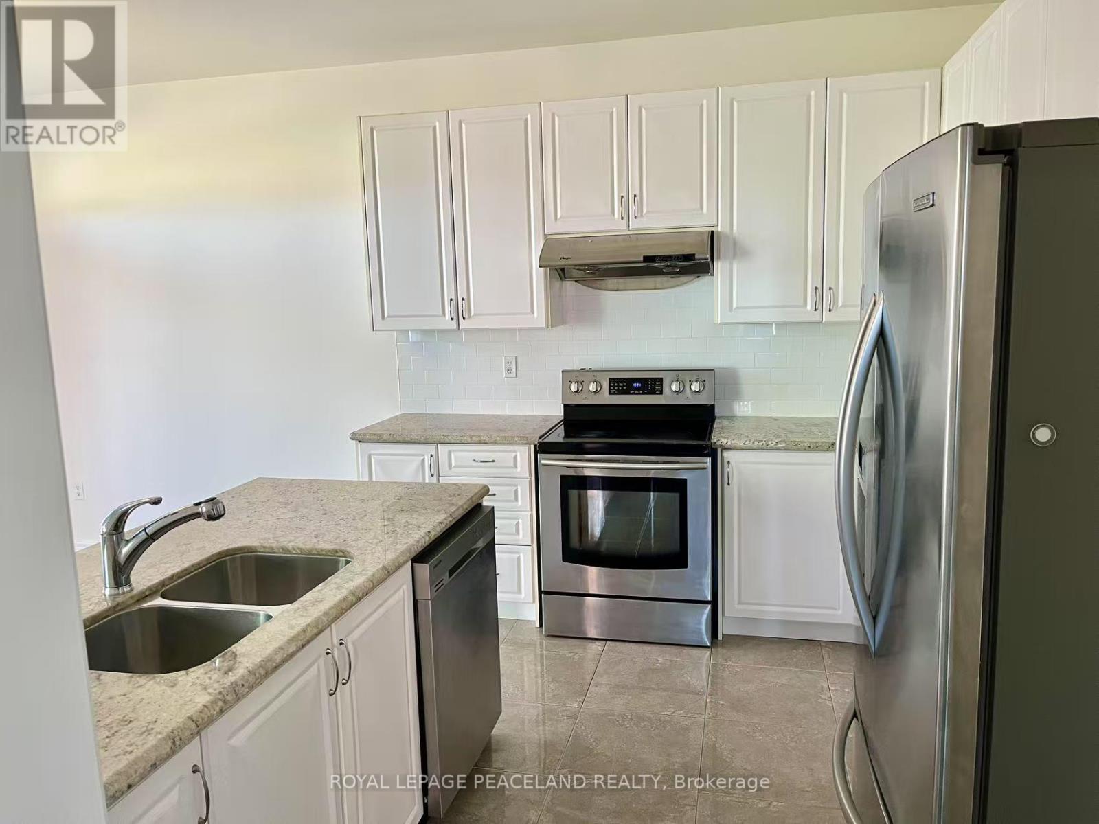 Photo 5 of 1043 Stuffles Crescent, Newmarket ON