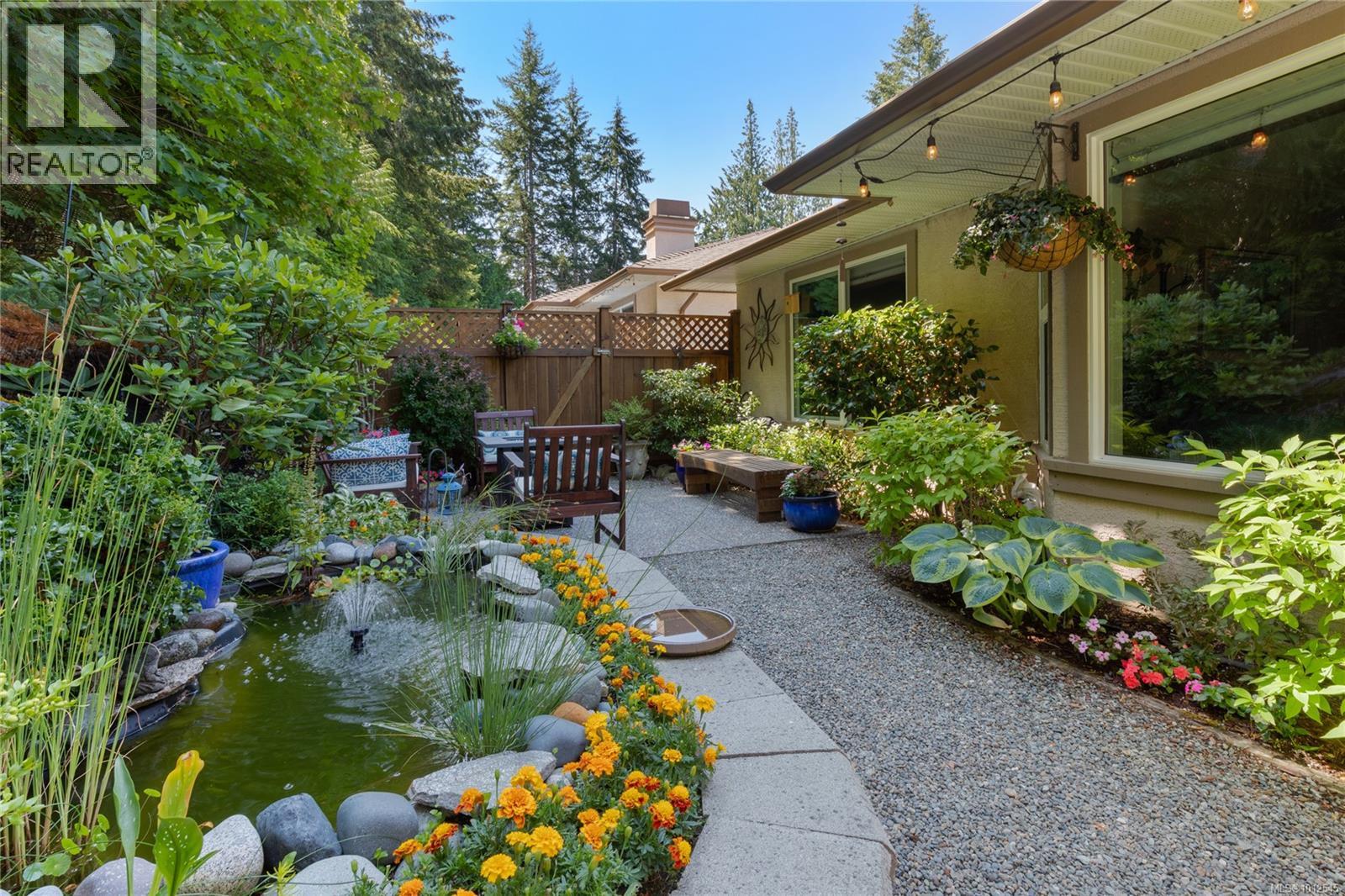 Photo 11 of 8 810 Chestnut St, Qualicum Beach BC