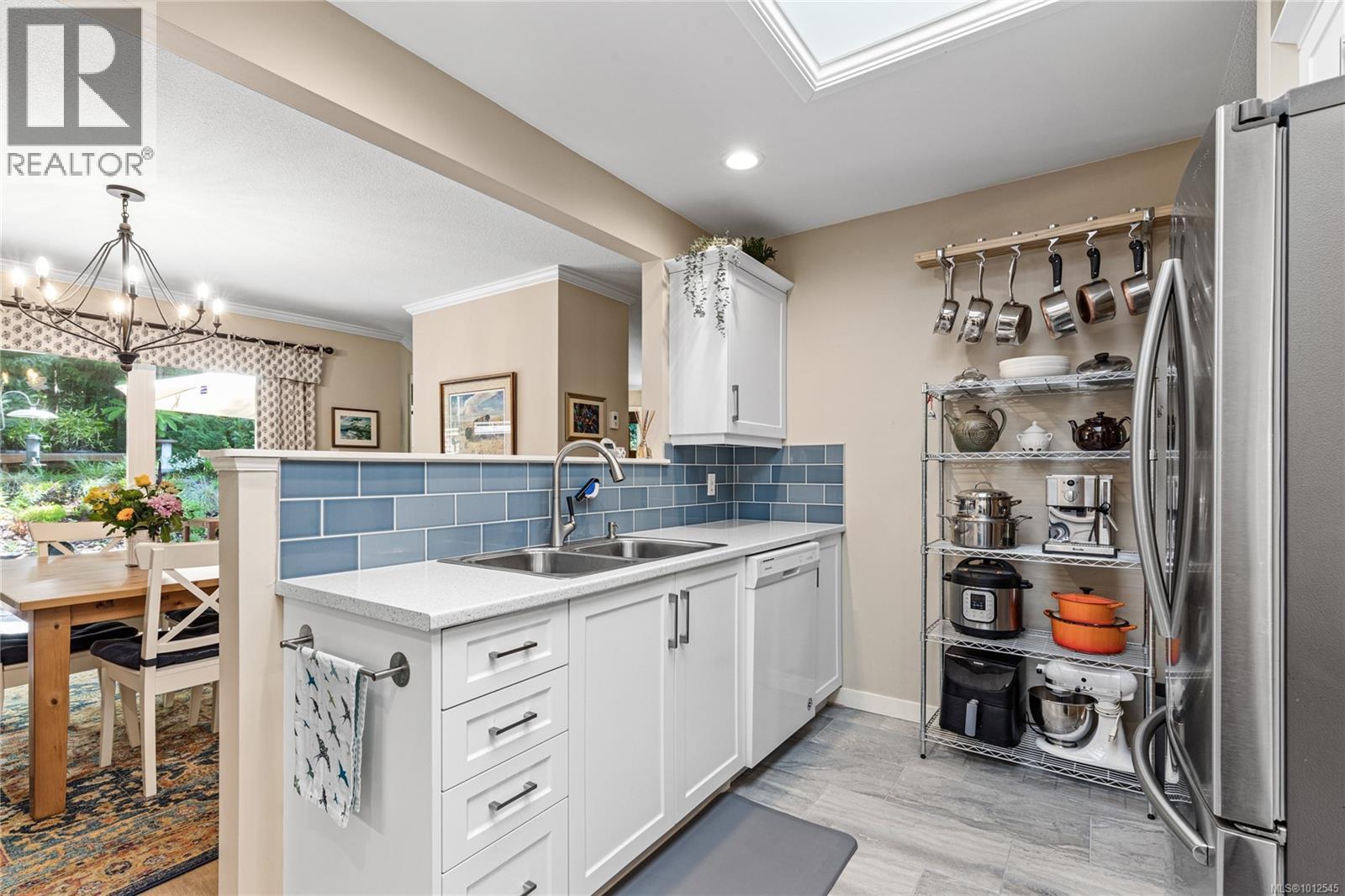 Photo 3 of 8 810 Chestnut St, Qualicum Beach BC