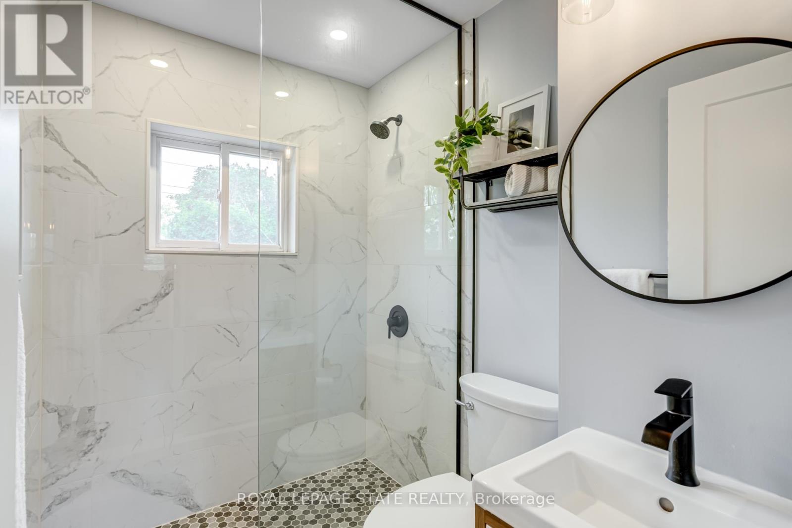 Photo 33 of 39 East Bend Avenue S, Hamilton ON