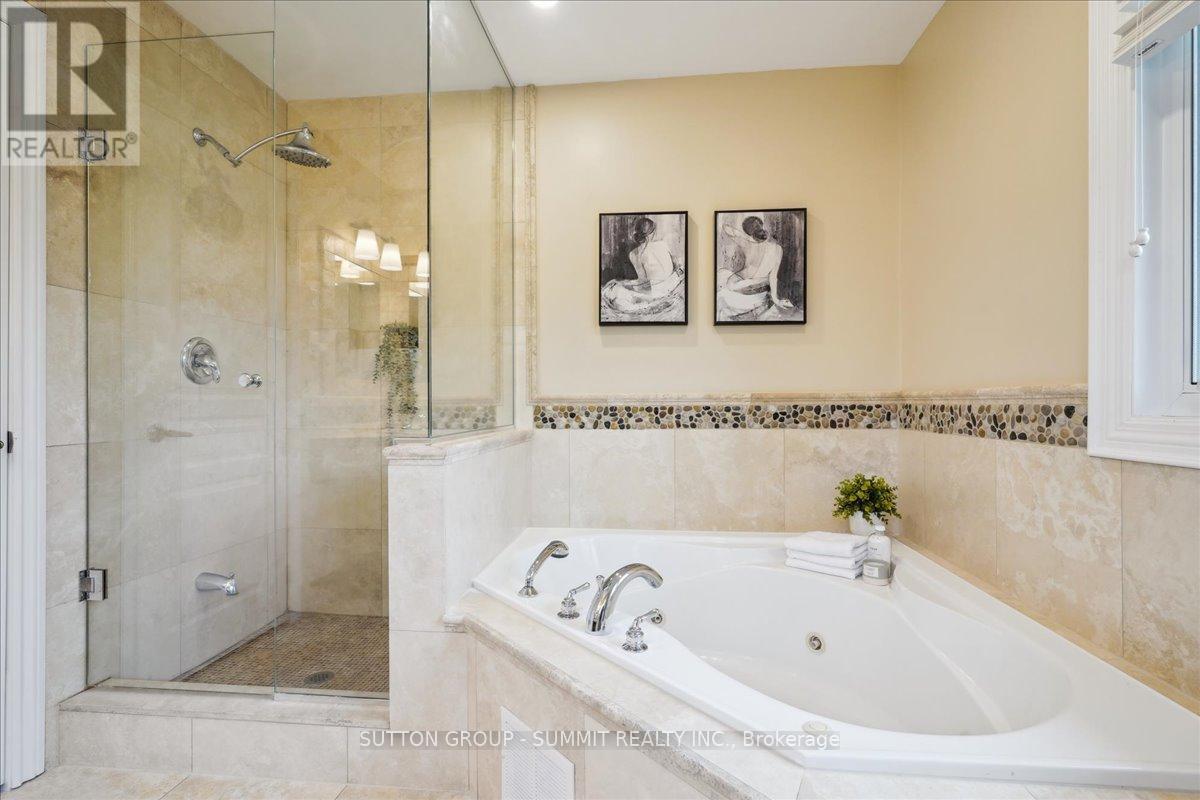 Photo 5 of 137 Eaglewood Boulevard, Mississauga ON