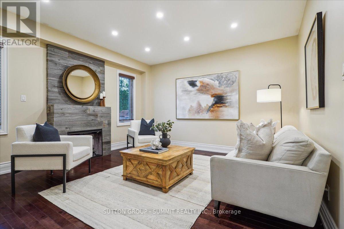 Photo 6 of 137 Eaglewood Boulevard, Mississauga ON