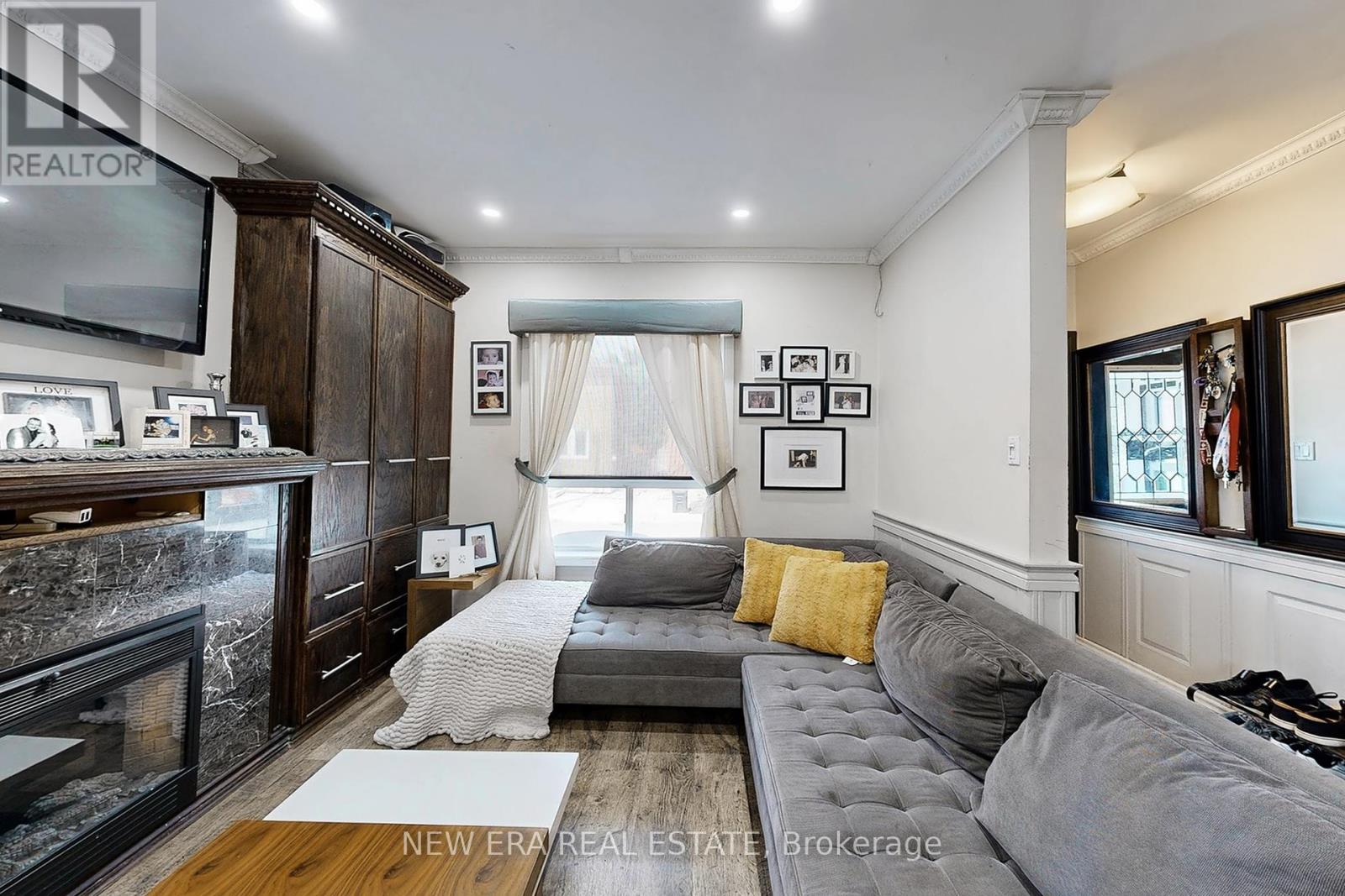 Photo 4 of 53 Burnfield Avenue, Toronto ON